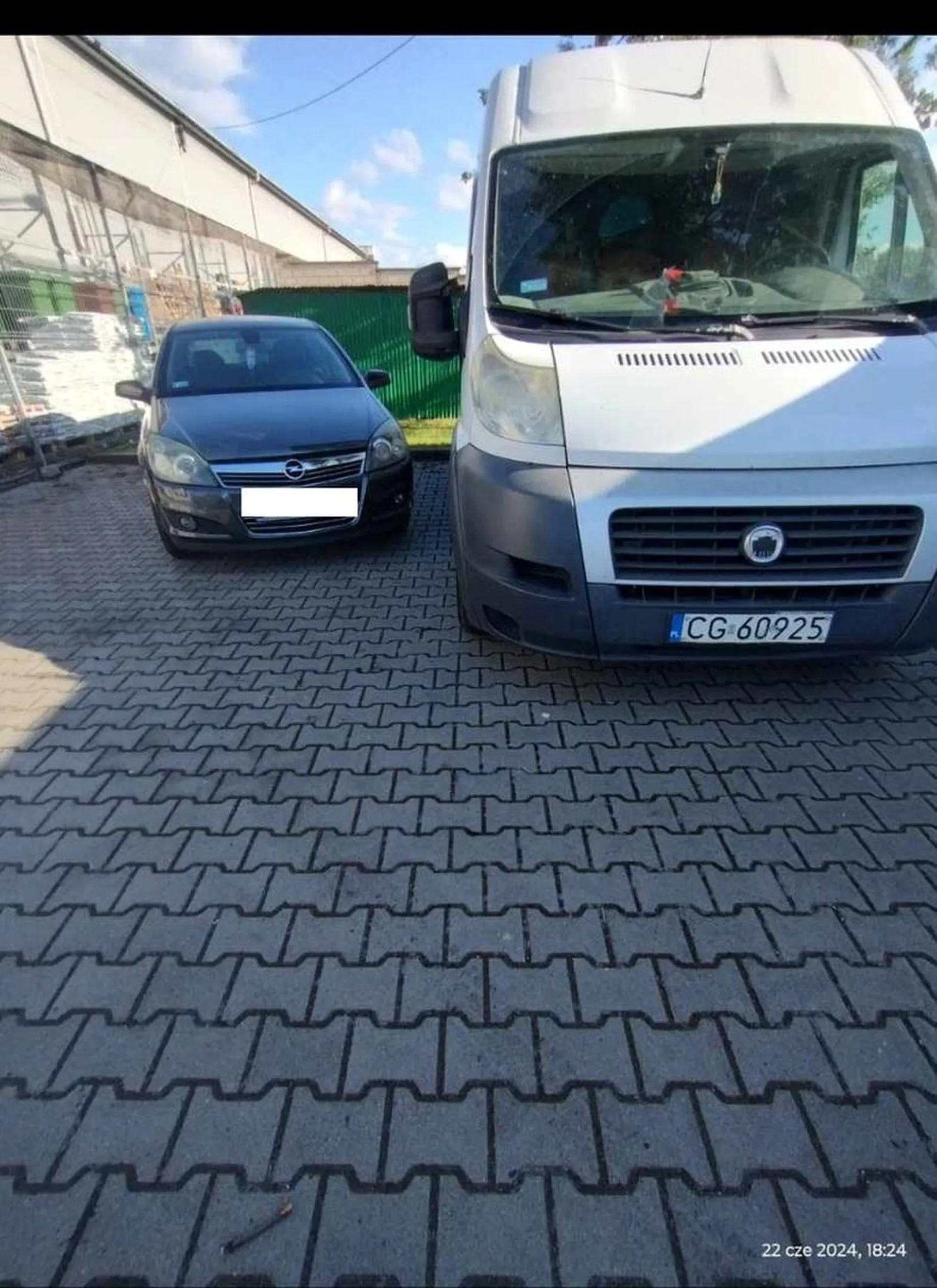 Parkowanie z pewnością nie jest mocną stroną tego kierowcy z Grudziądza. To powtarzający się problem, który utrudnia innym osobom wyjazd z parkingu.