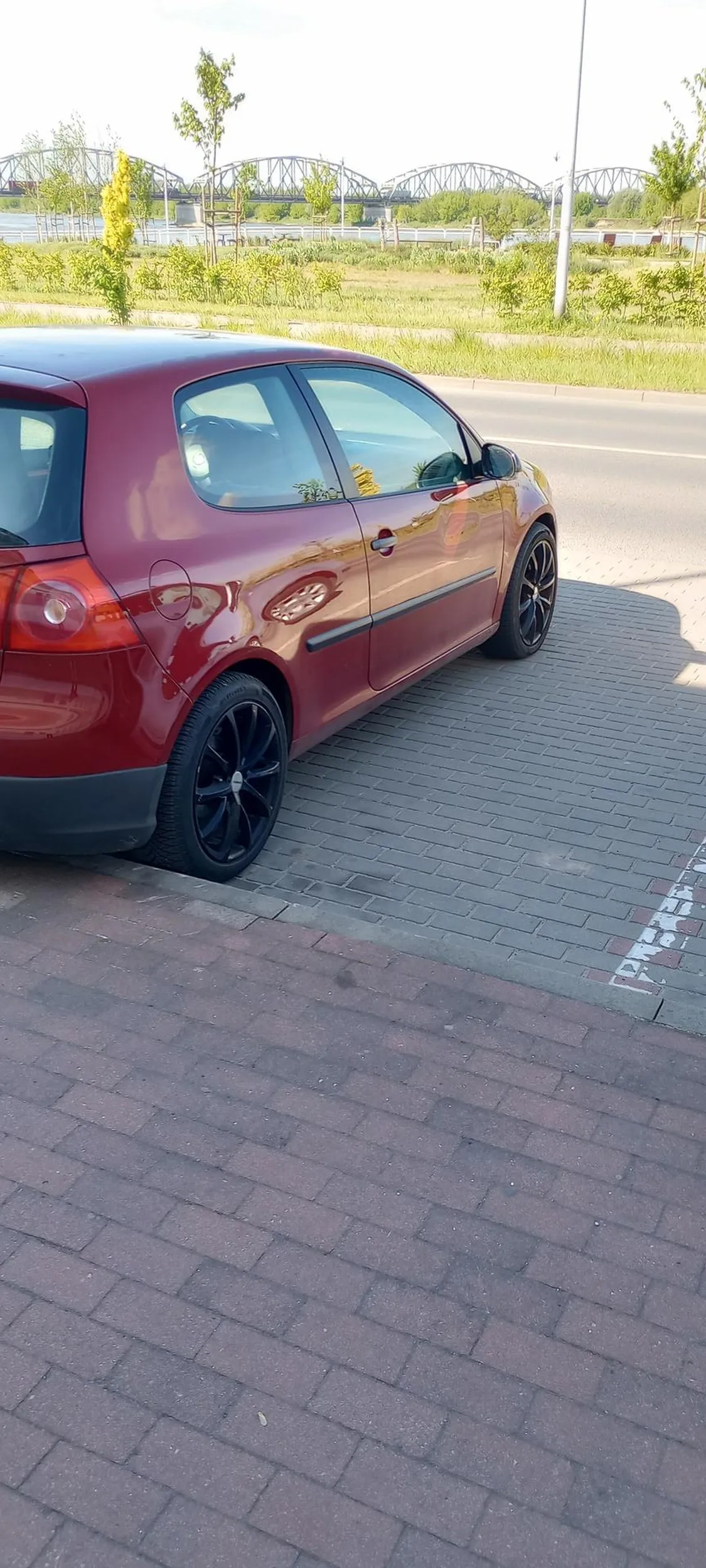 Mistrzyni parkowania , idealnie na środku lini