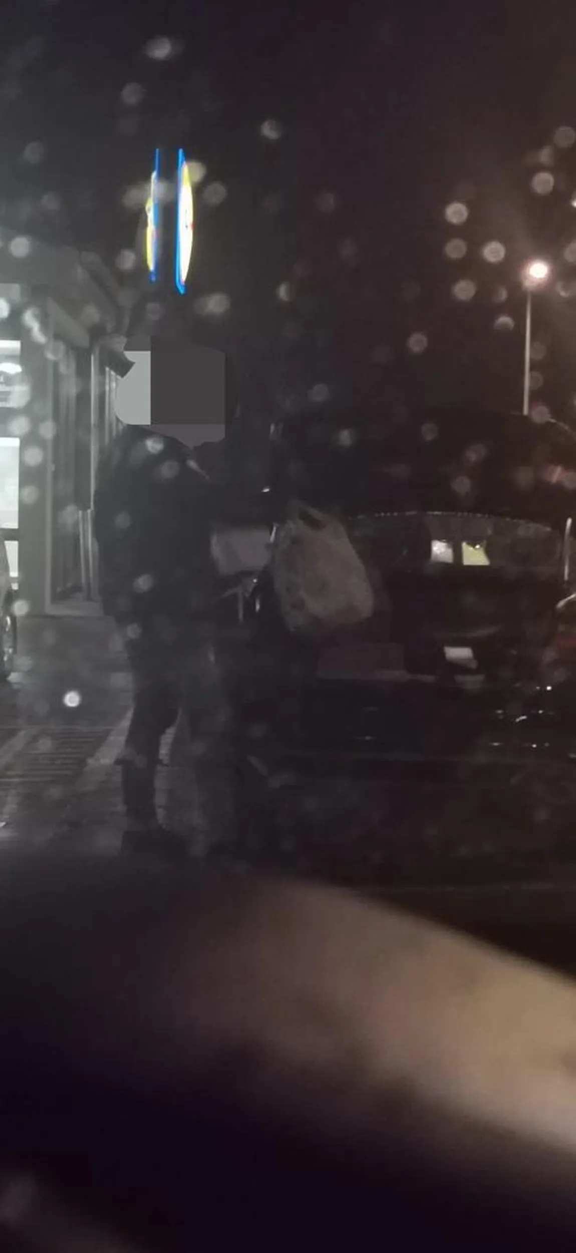 Uwaga na kierowcę! Dziś na parkingu zauważyłam, jak kierowca bez dziecka zaparkował na miejscu przeznaczonym dla matek z dzieckiem. Po zwróceniu mu uwagi, że to miejsce dedykowane rodzicom z dziećmi, odpowiedział arogancko: „No i?”. Gdy zwróciłam uwagę, że nie widzę u niego dziecka, wzruszył ramionami i stwierdził, że to mój problem. Takie zachowanie jest nie tylko nieuprzejme, ale też egoistyczne – miejsca dla rodziców z dziećmi nie są fanaberią, ale ułatwieniem dla tych, którzy naprawdę ich potrzebują. Szanujmy się nawzajem na parkingach!