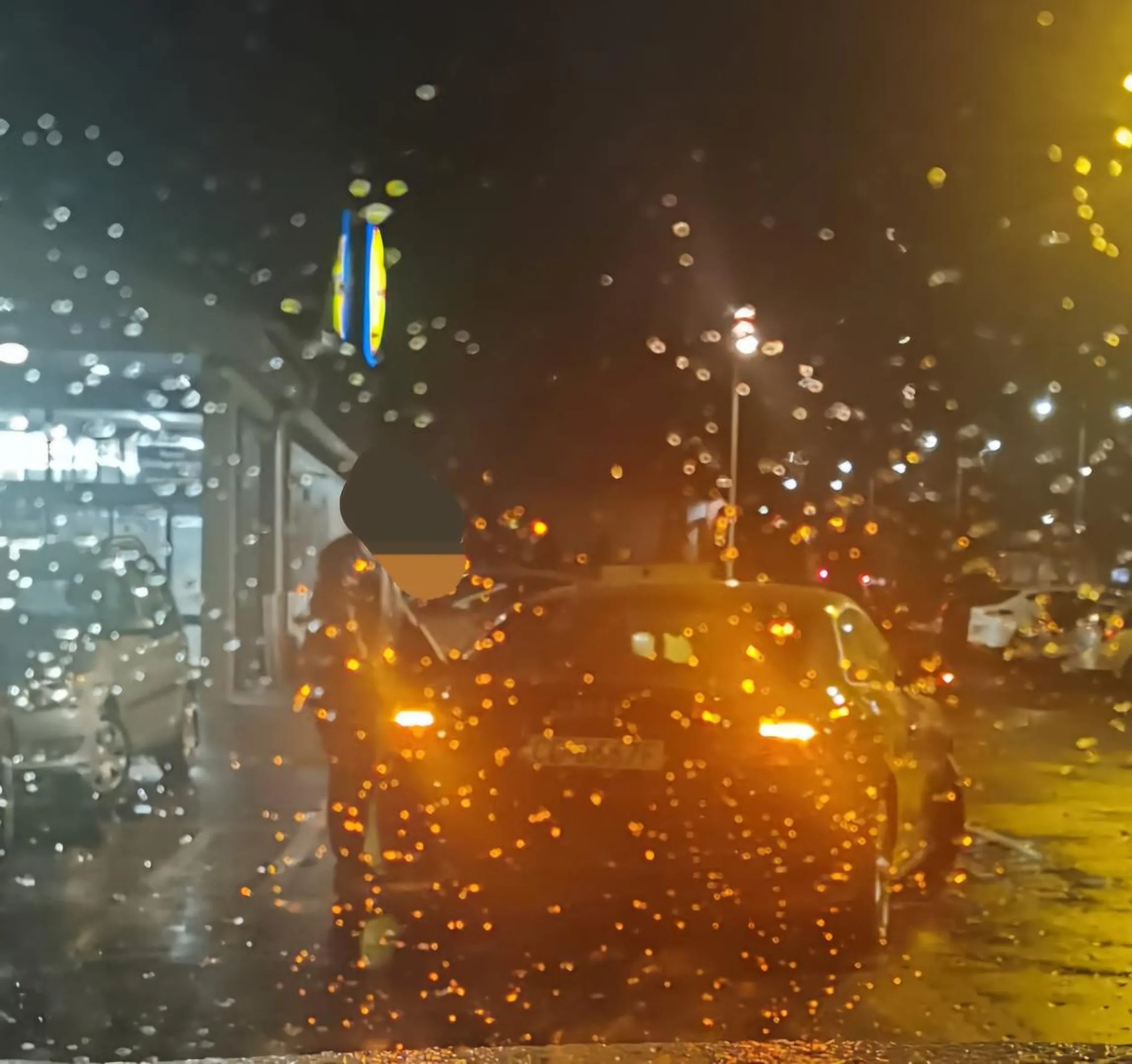 Uwaga na kierowcę! Dziś na parkingu zauważyłam, jak kierowca bez dziecka zaparkował na miejscu przeznaczonym dla matek z dzieckiem. Po zwróceniu mu uwagi, że to miejsce dedykowane rodzicom z dziećmi, odpowiedział arogancko: „No i?”. Gdy zwróciłam uwagę, że nie widzę u niego dziecka, wzruszył ramionami i stwierdził, że to mój problem. Takie zachowanie jest nie tylko nieuprzejme, ale też egoistyczne – miejsca dla rodziców z dziećmi nie są fanaberią, ale ułatwieniem dla tych, którzy naprawdę ich potrzebują. Szanujmy się nawzajem na parkingach!