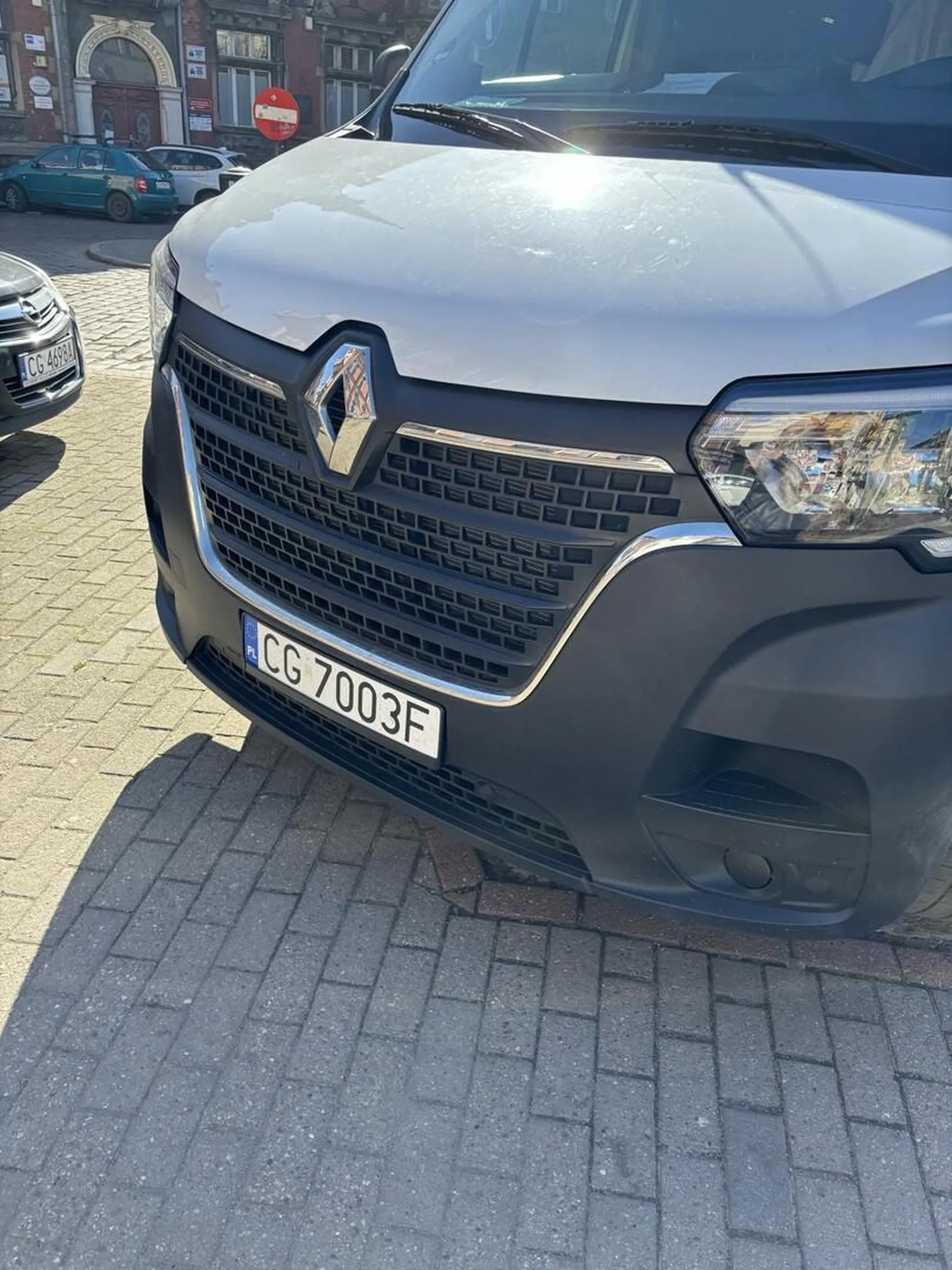 kierowca myśli, że jest panem świata. Zastawia auta na parkingu miejskim, twierdząc, że miejsce jest jego... Dopiero groźba zadzwonienia na policję sprawia, że odstawia auto. Niemiły, gruby pan w okularach
