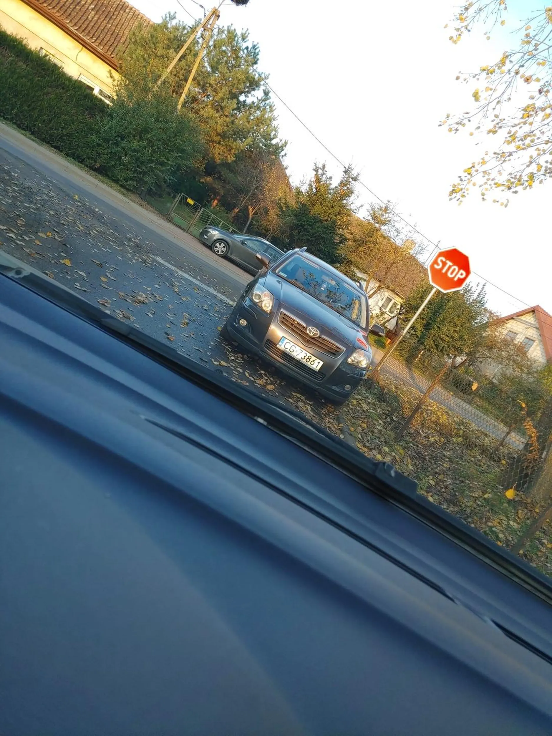 Czy naprawdę nie można zaparkować 50m dalej zamiast blokować wyjazd? To tak duży problem?