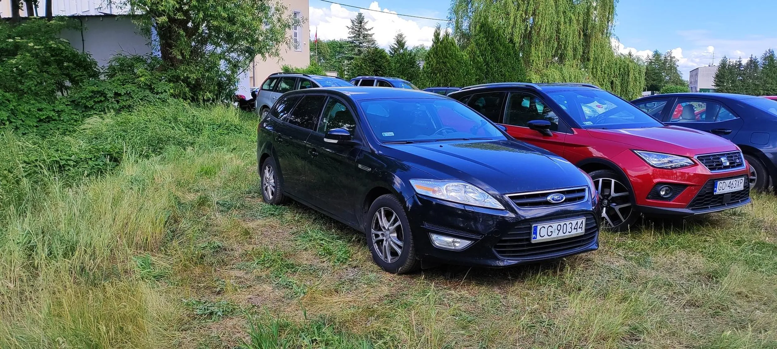 nie umie parkowac, zastawia wyjazd