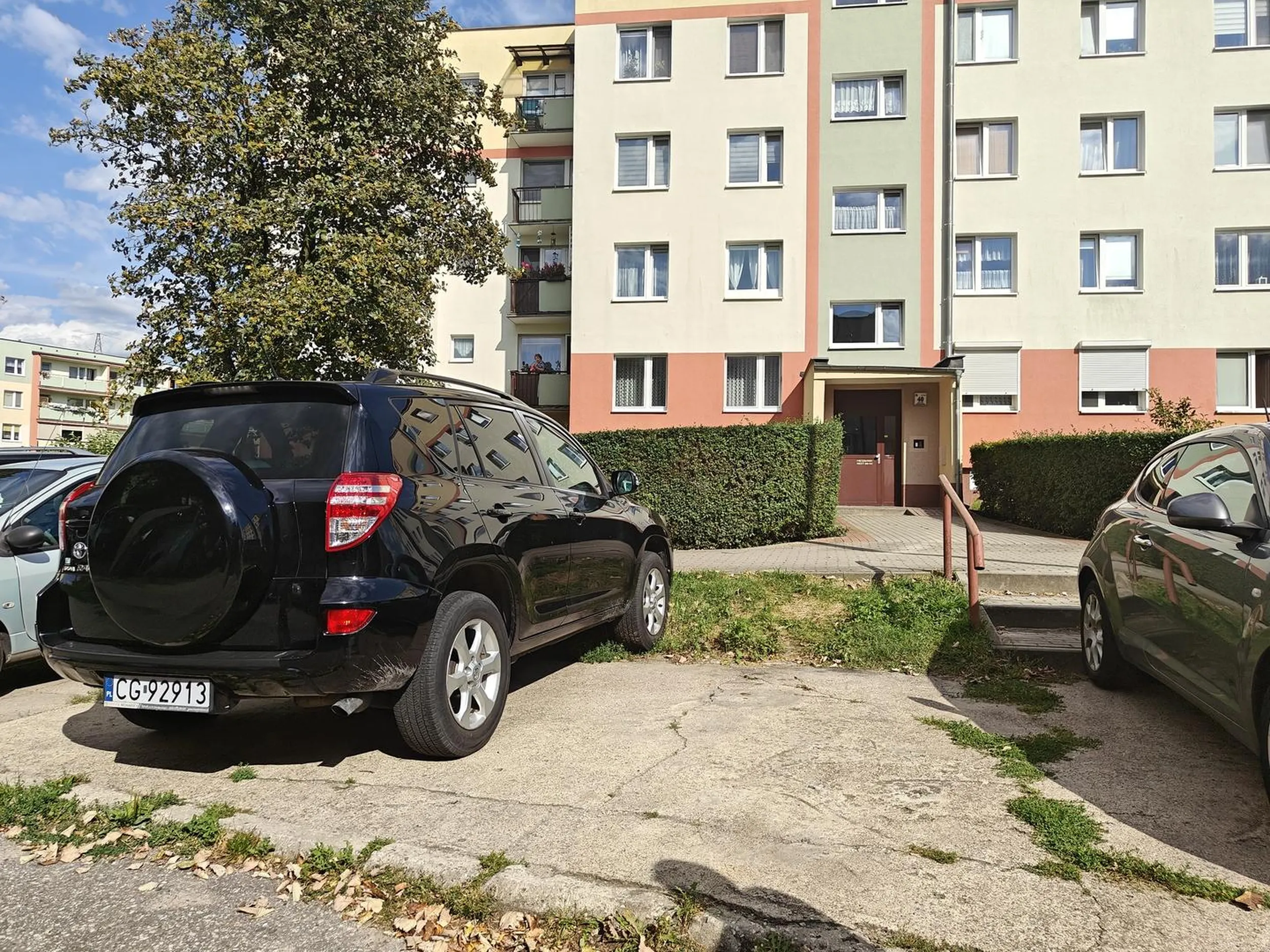 Panie/Pani, naucz się parkować, tu dużo miejsc nie ma, a nie musisz innym życia utrudniać, tam się nikt nie zmieści już...