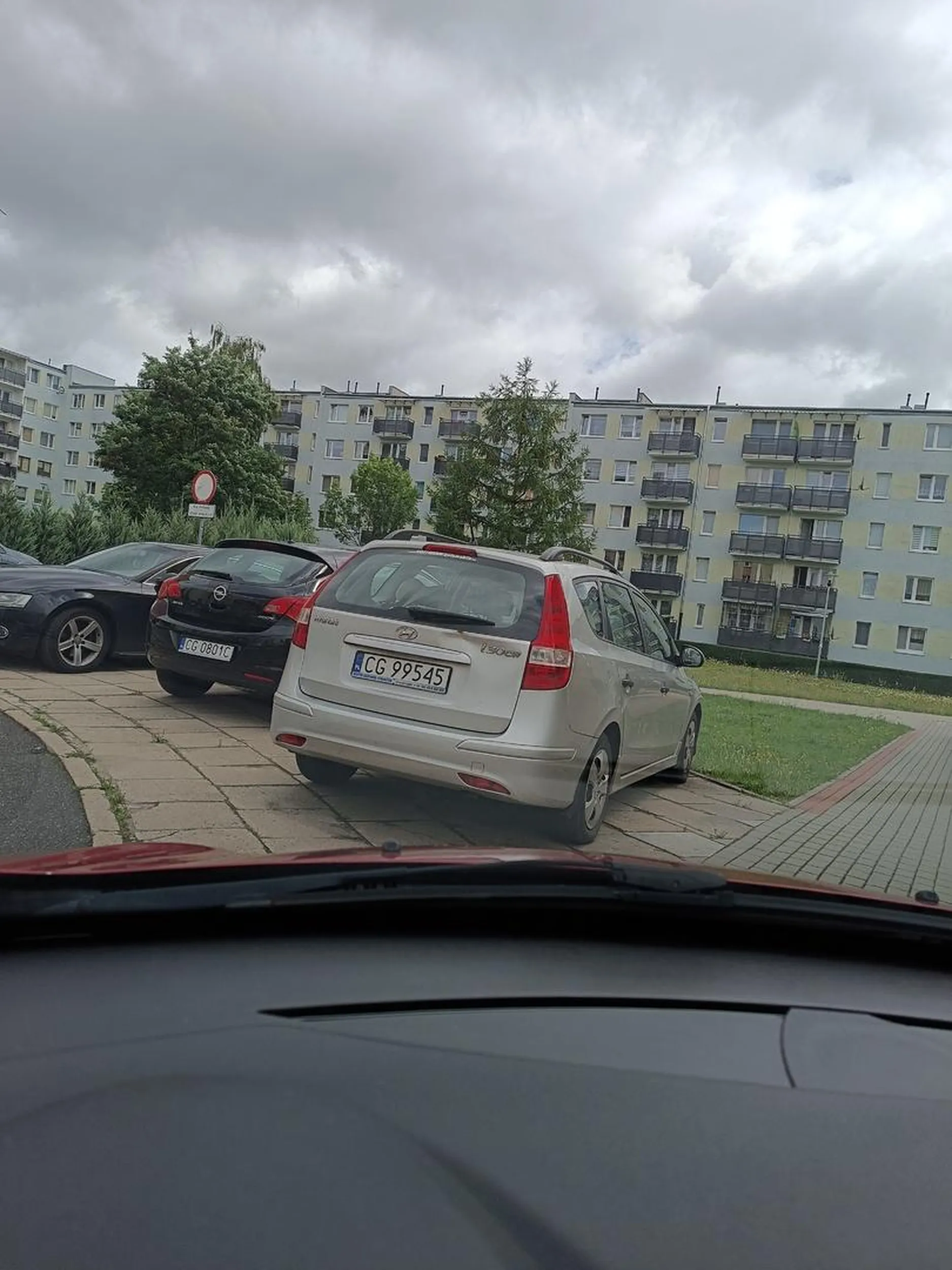 Starszy dziadek cofając uderzył mi w przód samochodu po czym wyszedł i zaczął się pultać...