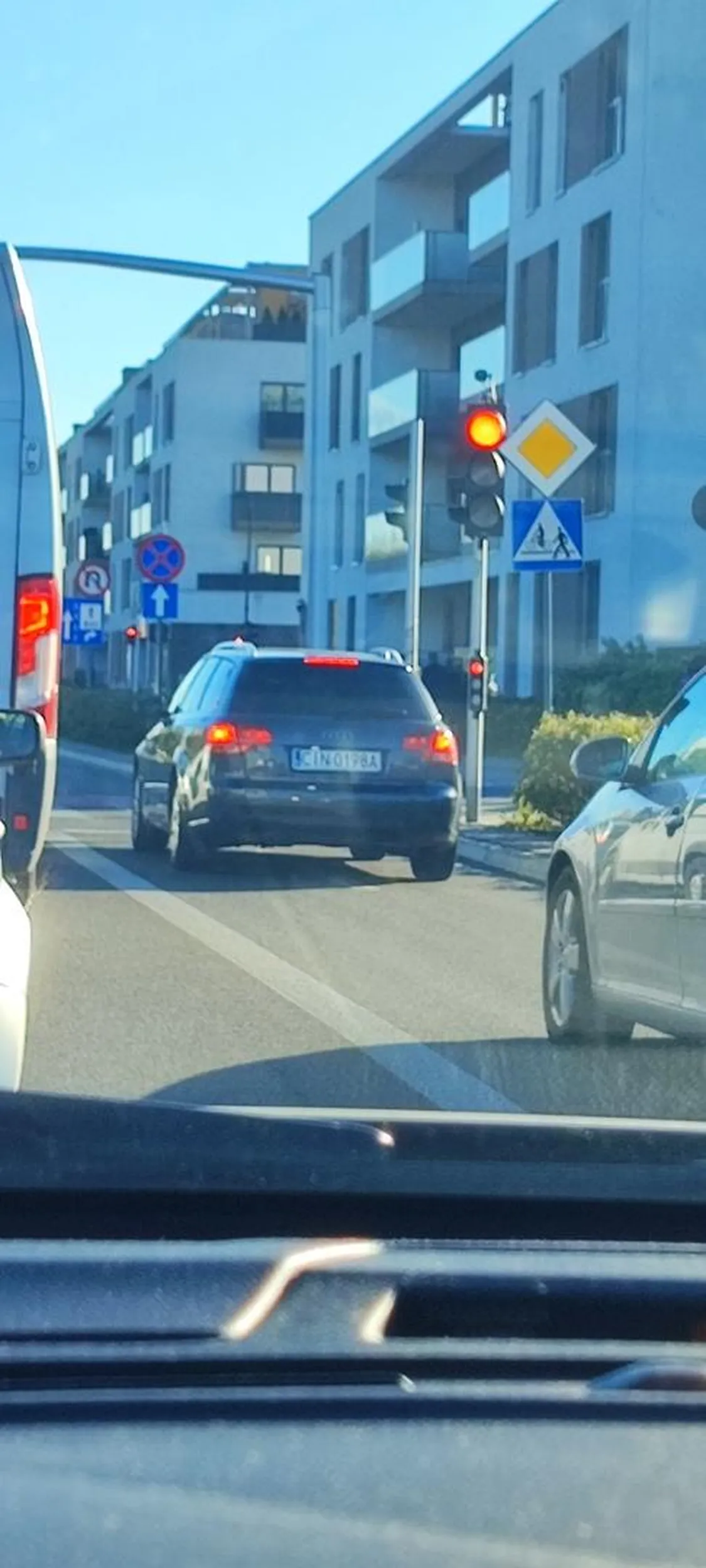 Jazda prosto z pasa do jazdy w prawo wpychając się na chama przed auta prawidłowo jadące na ul. Lazurowej, później wjazd pod Kaufland pod prąd wyjazdem... Co zrobiłeś z tymi 10 sekundami które tymi manewrami łamiącymi prawo zaoszczędziłeś?