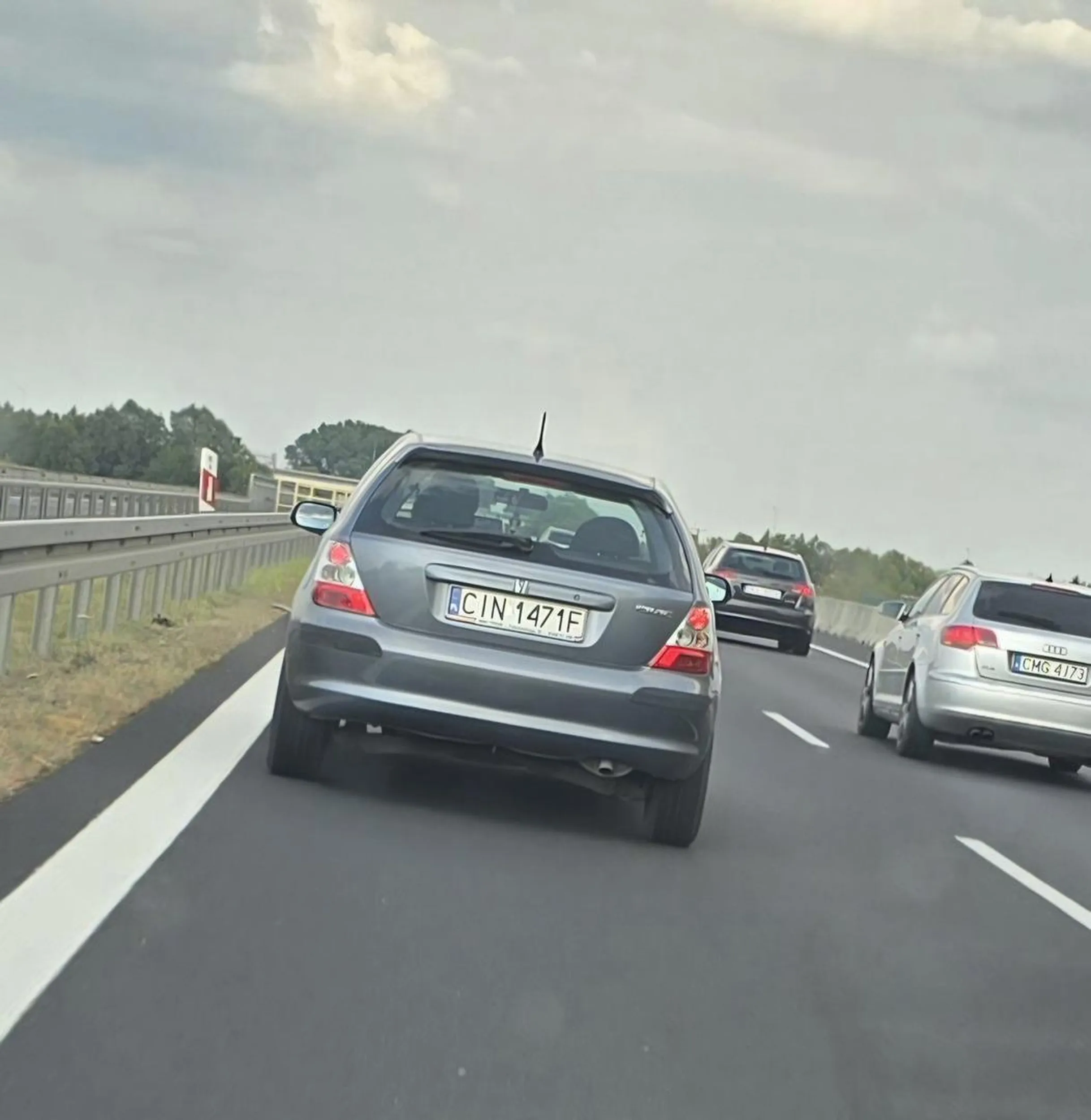 Koleś ego większe od silnika w tej kosiarce blokuje lewy pas na autostradzie robiąc tym Korek. Wygrał prawko w czipsach to nie wie że lewy pas jest tylko do wyprzedzania.