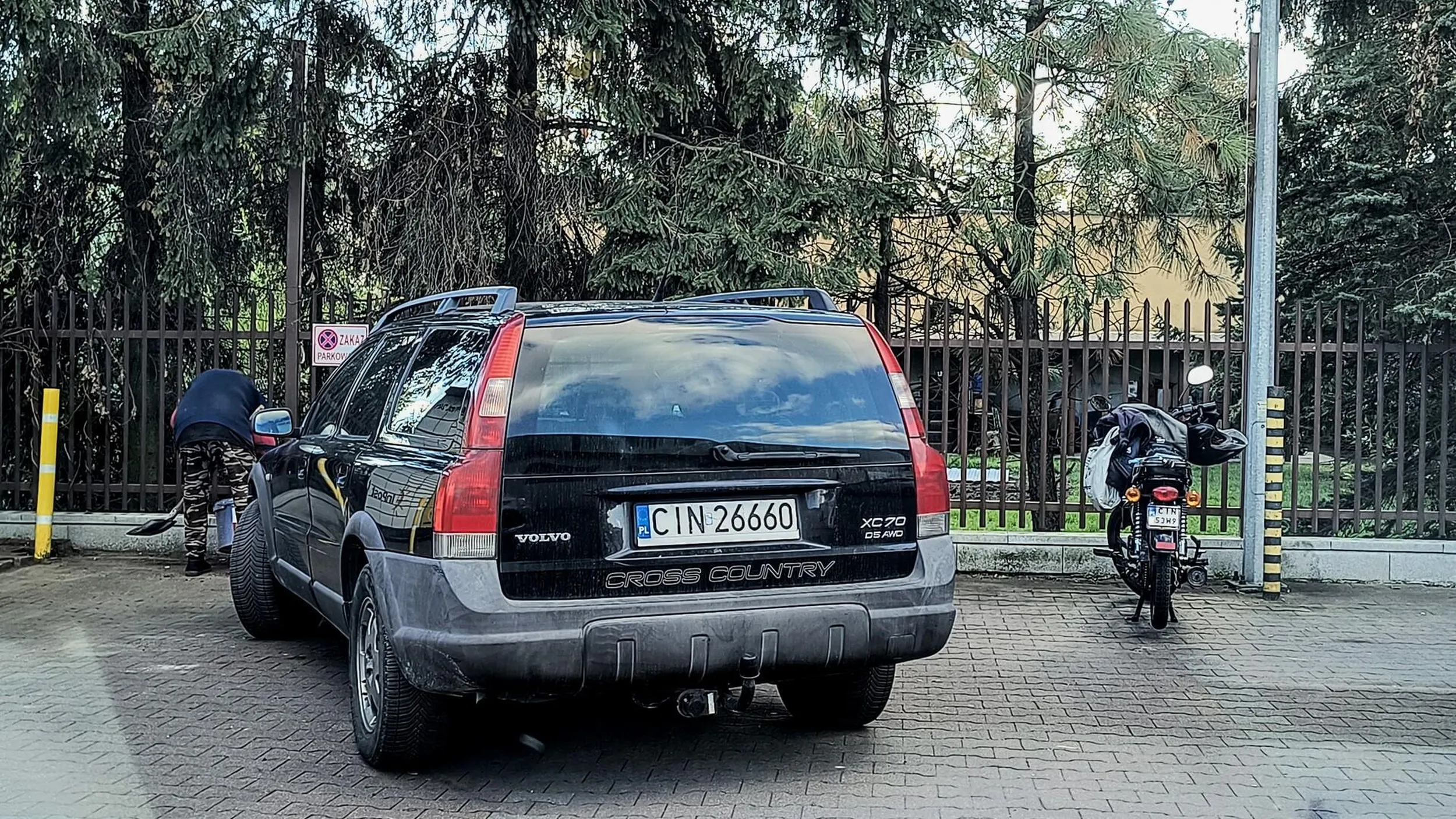 Wolnych paręnaście pojedynczych miejsc z miejscem aby wjechać przodem, lub wcofać się ale mimo to kierowca pojazdu wykazał się ponadprzeciętnymi umiejętnościami w dziedzinie parkowania pojazdu, zajmując dwa miejsca pod ukos praktycznie na przeciwko bramy od strefy rozładunku marketu dodatkowo utrudnia dojazd  pojazdom kurierskim do paczkomatu który znajduje sie na lewo od pojazdu za słupkami. Gratulację!