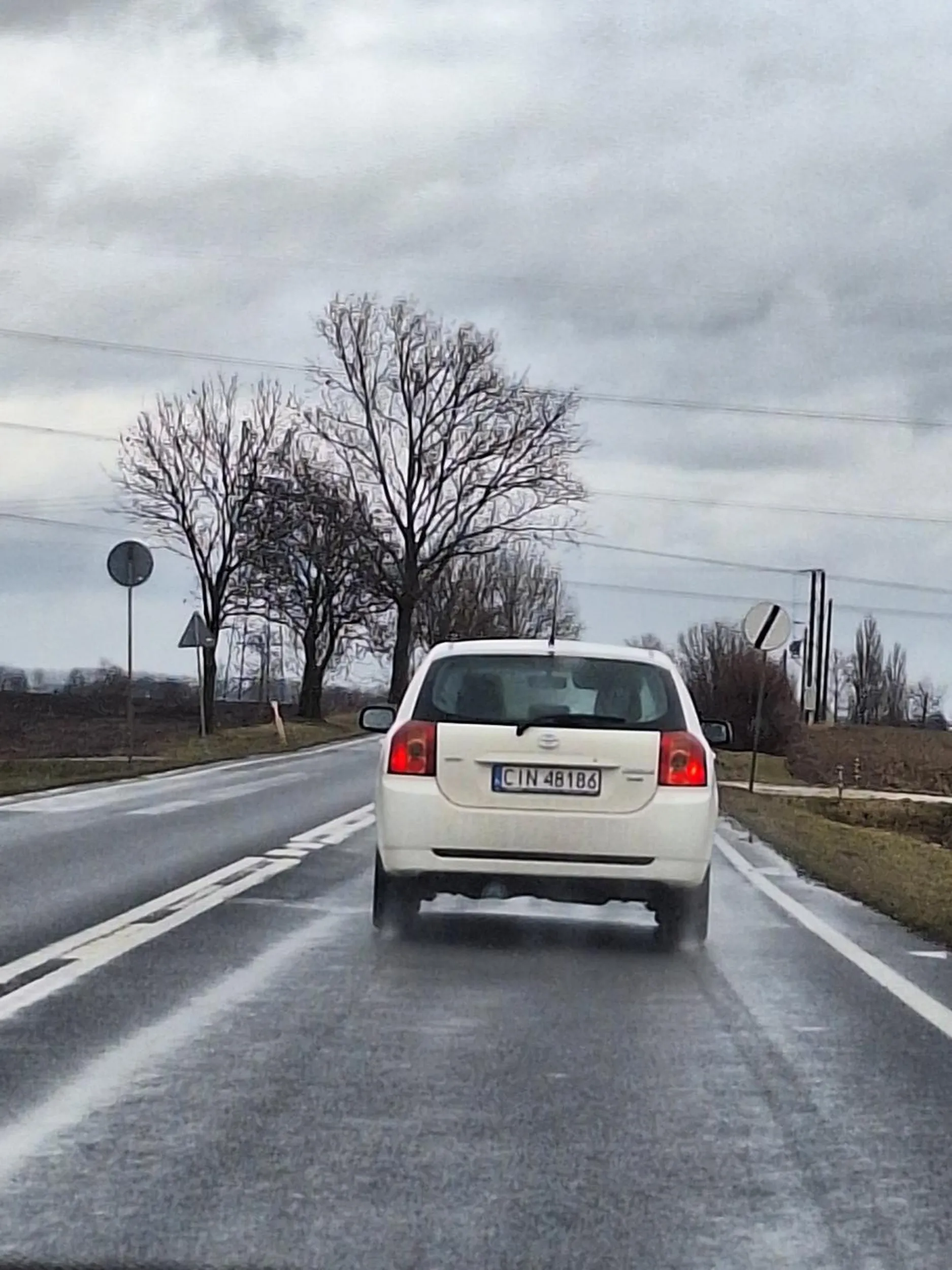 Gość spowalnia ruch i prawie co wjebał się w rów
