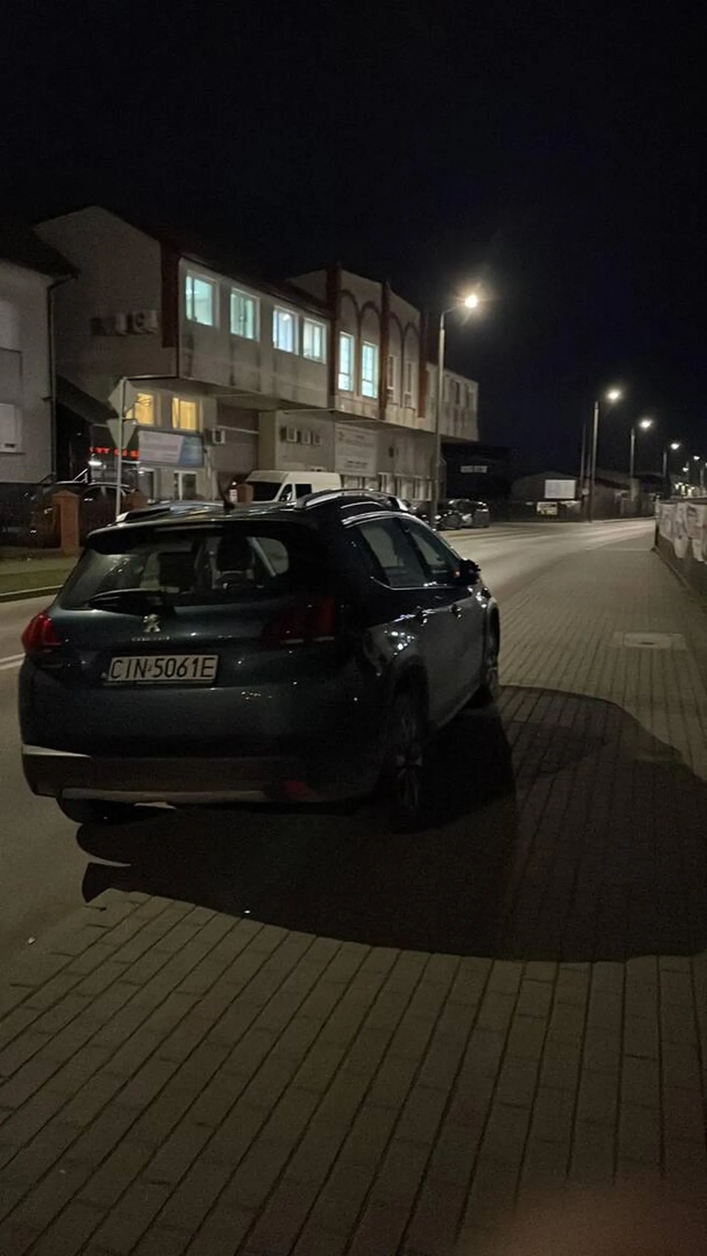 gratulacje dla mistrza parkowania. nalezy sie karniak, zaraz bedzie przyklejony