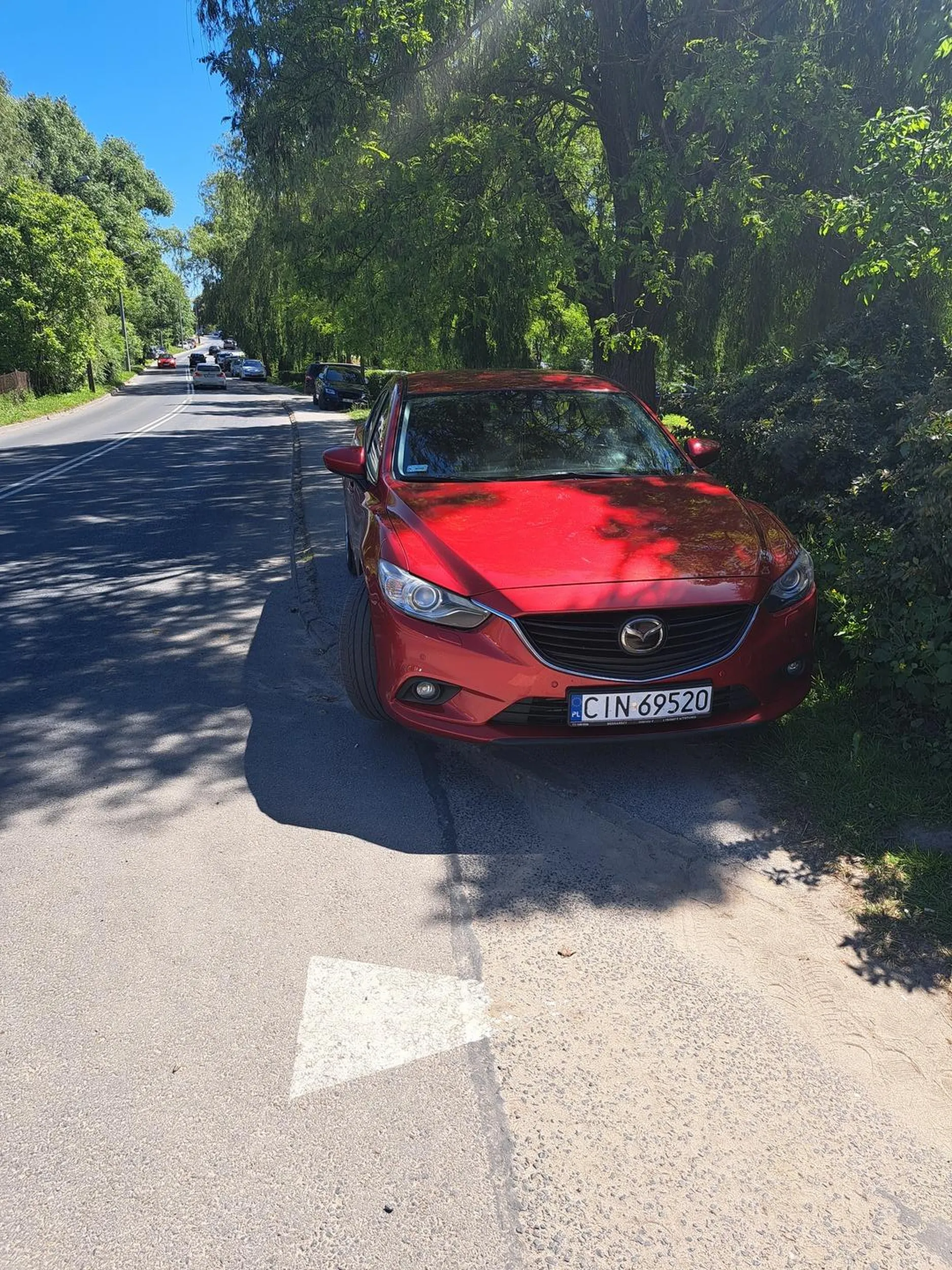 Mistrz parkowania, nie ma to jak zająć cały chodnik, i jeszcze trochę