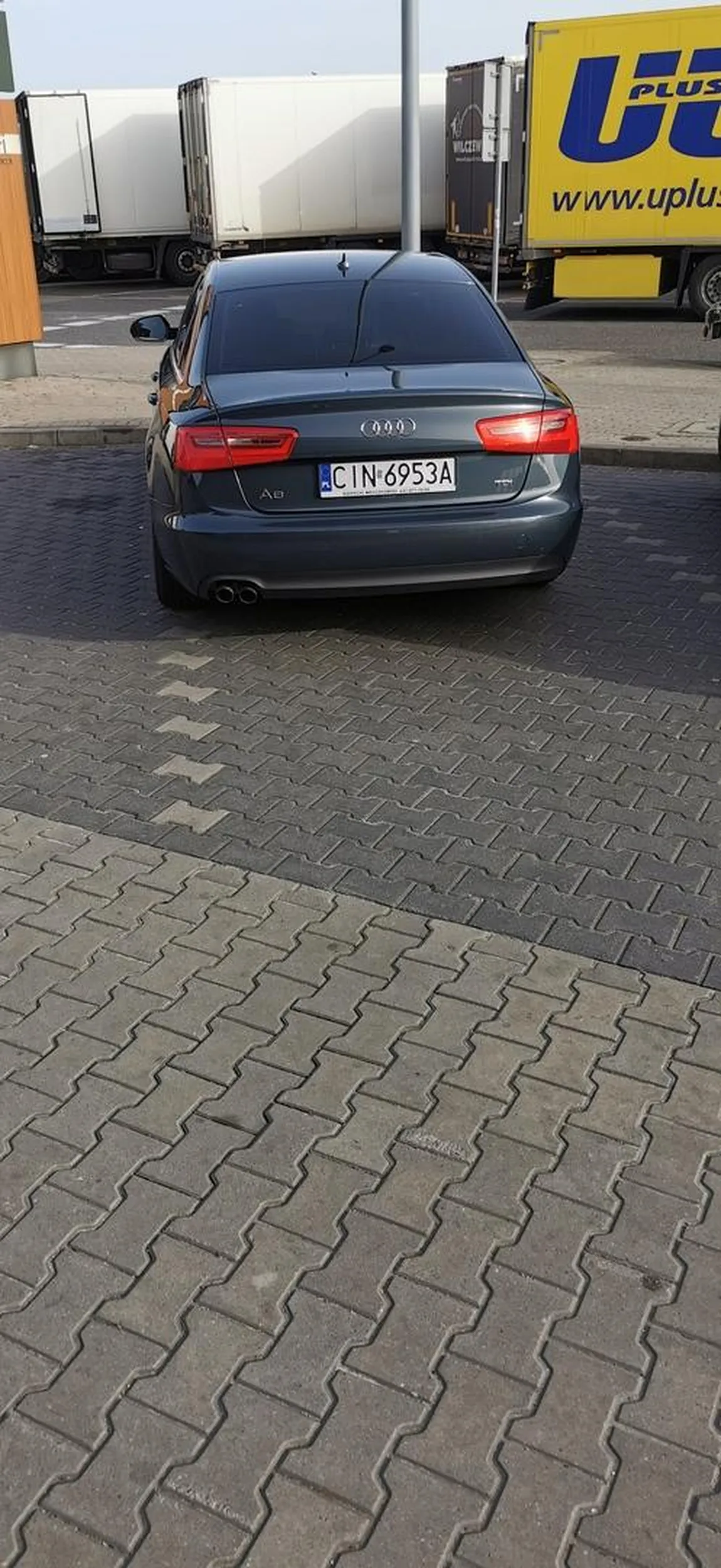 Panicz musi 2 miejsca zająć no bo przecież