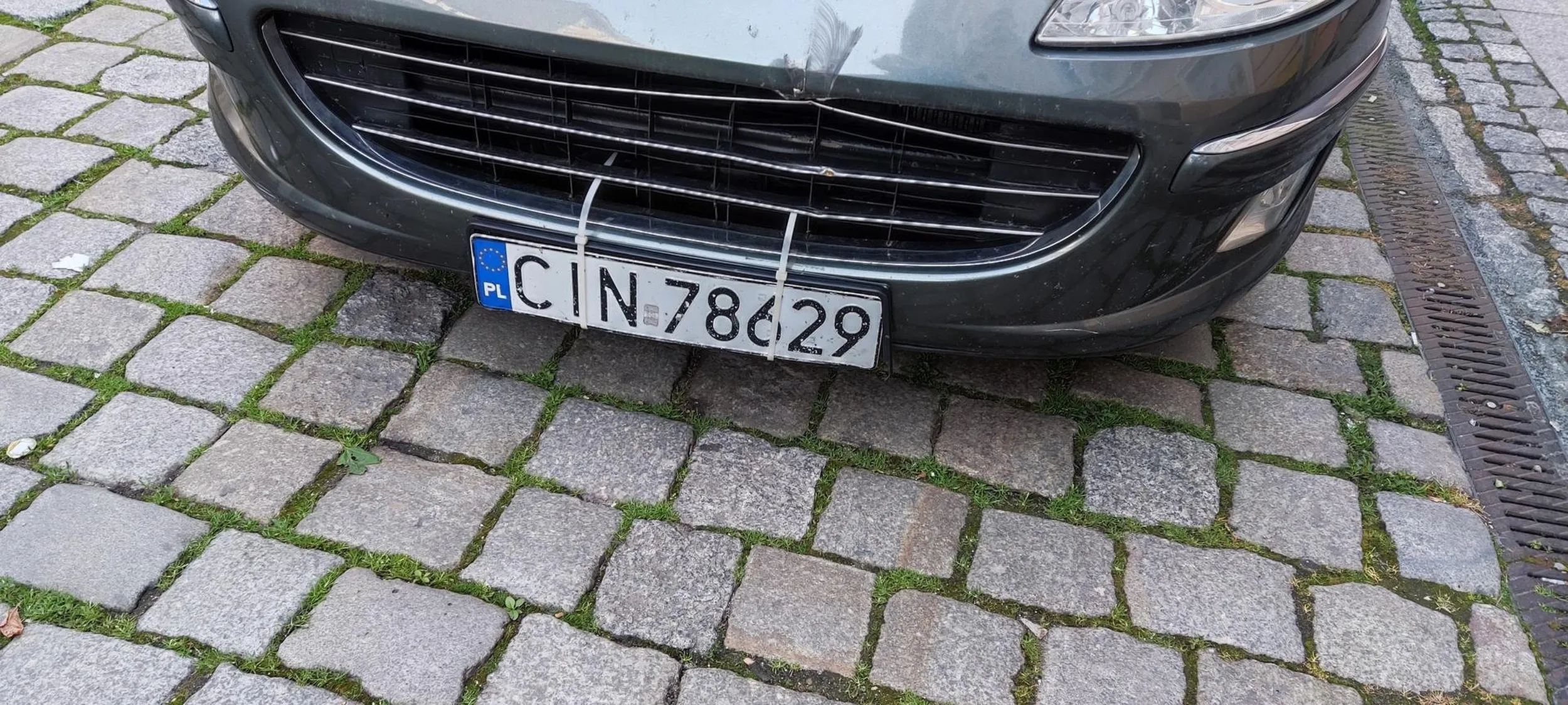 Gorąco pozdrawiam kierowce, po mocowaniu tablic widać, że równy gość