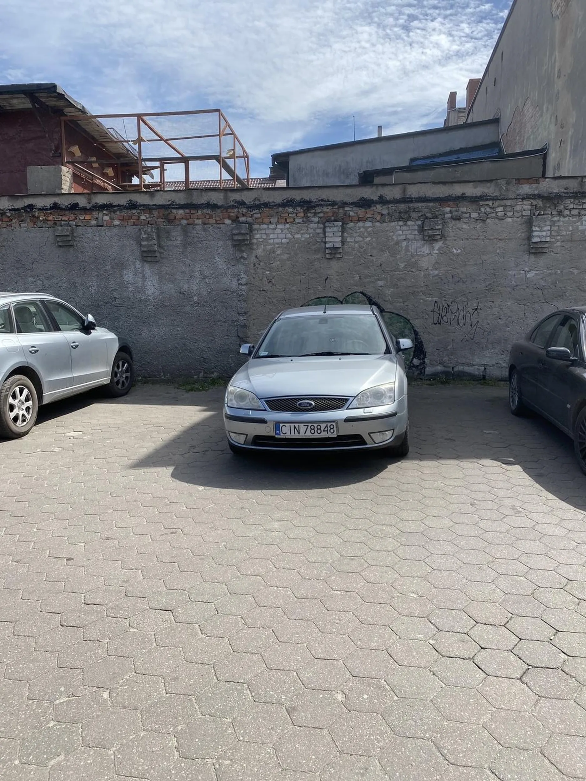 Prawo jazdy wygrał w chipsach, ’’ford gówno wort’’ a wozi się jakby jechał jakimś Porsche. Najpierw staje wpoprzek miejsc parkingowy i myśli że jest Panem ale chyba swojej wioski. Wyjmij kij z dupy kolego i naucz się kompromisu na drodze.