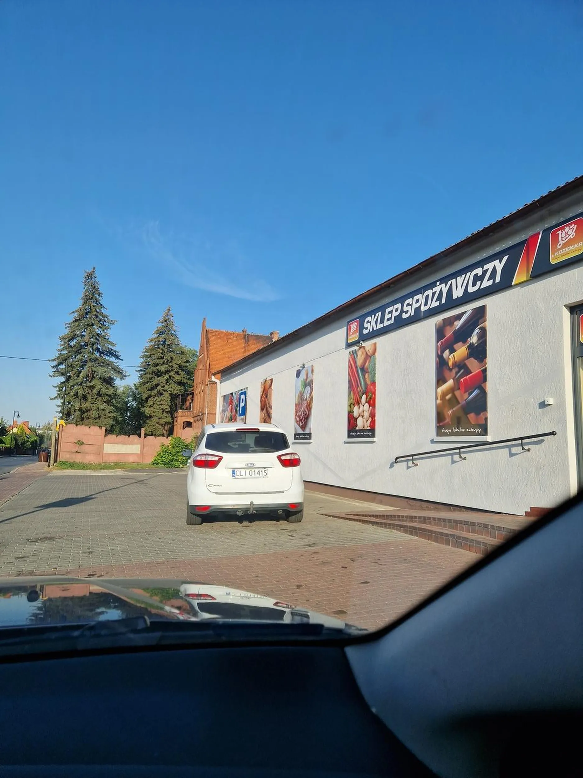 Wiejski burak, pretensje o prawidłowo zaparkowany samochód.