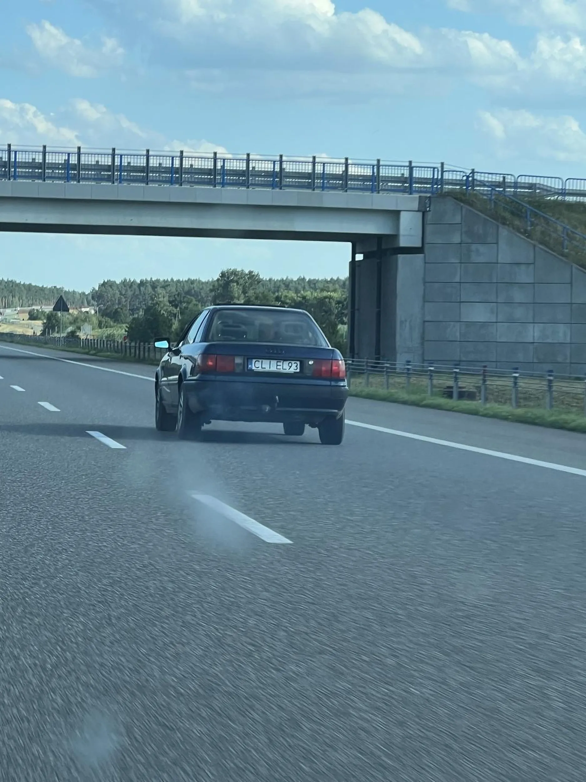 Kopci, pewnie katanima samarura, pali więcej oleju niż benzyny