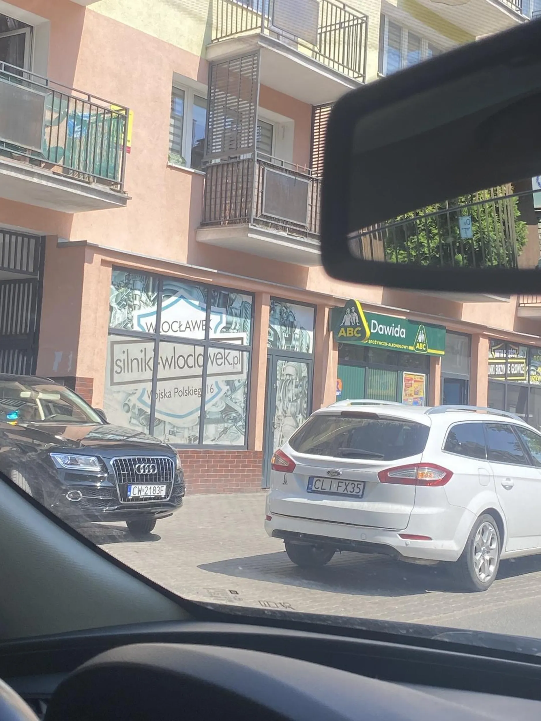 Naucz się parkować bo przed bramą wyjazdowa i wjazdową się nie staje