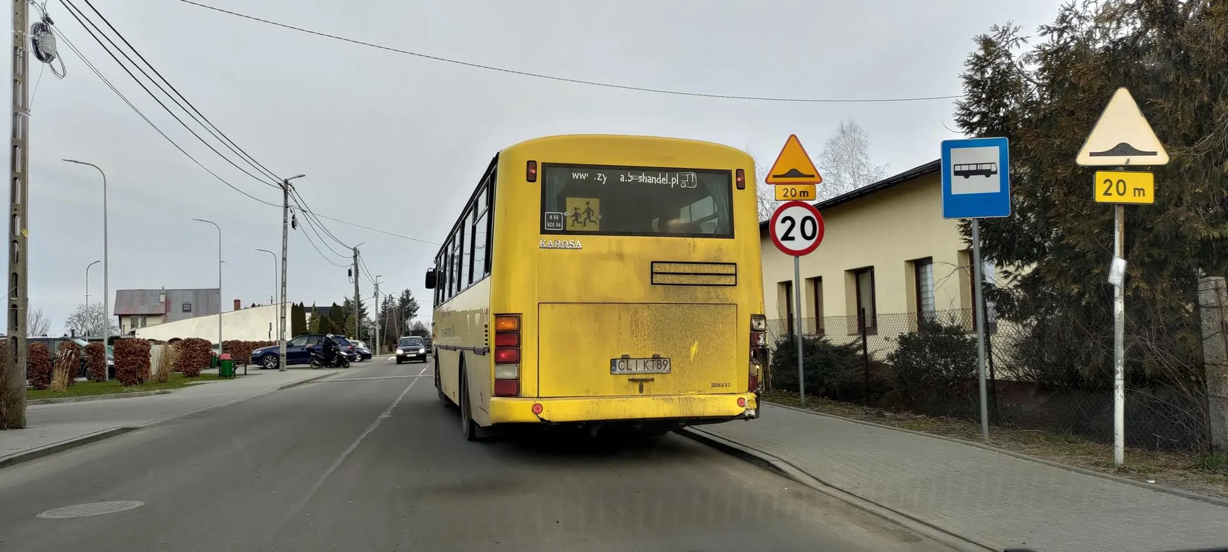 Bo bezpieczeństwo jest najważniejsze... A tak się wozi dzieci do szkołu w Czernikowie...