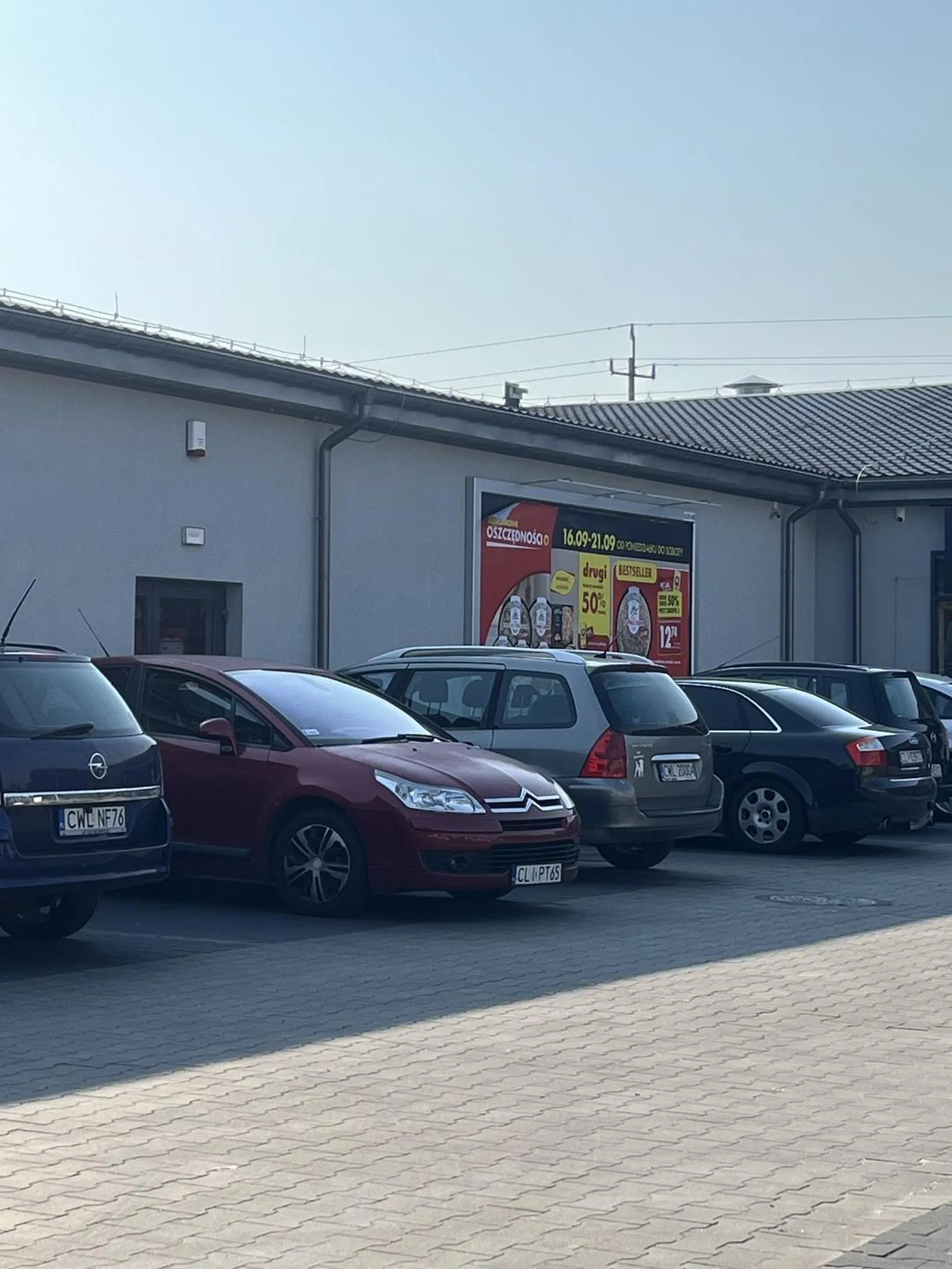 Staje na dwóch miejscach parkingowych jak ostatni wiesniak. Widać że powiat lipno