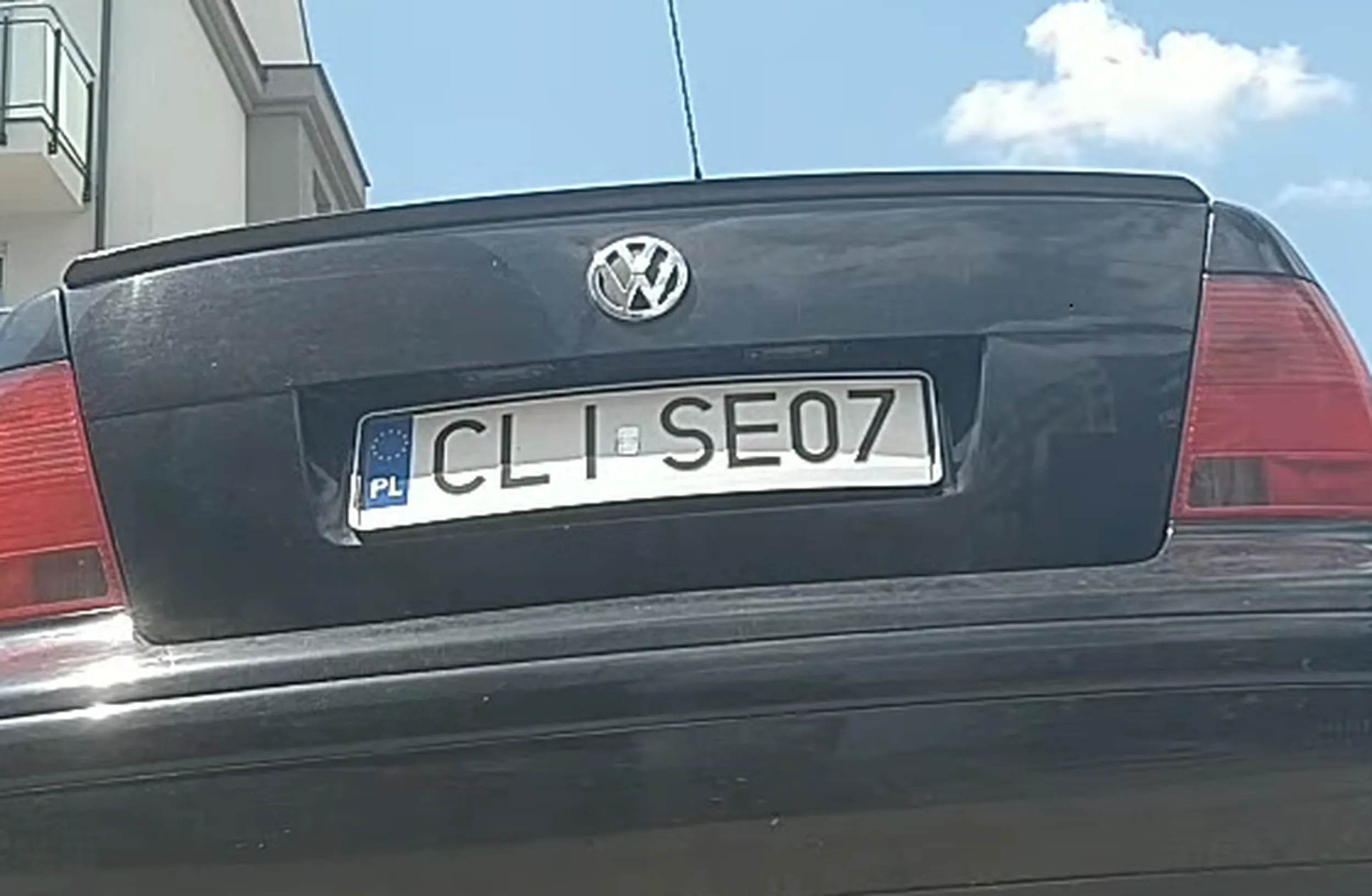 Widziałem jak wczoraj z premedytacją przejechał leżącego na drodze kota. Kiedy kot leżał na drodze i dogorywał, wysiał ze swojego auta z mieczem samurajskim i obciął mu głowę. Na koniec krzynkął "datebajo" i odjechał. Stałem jak wryty, bałem się podejść, to jest totalny psychopata, który powinien być odizolowany od reszty społeczeństwa!!!