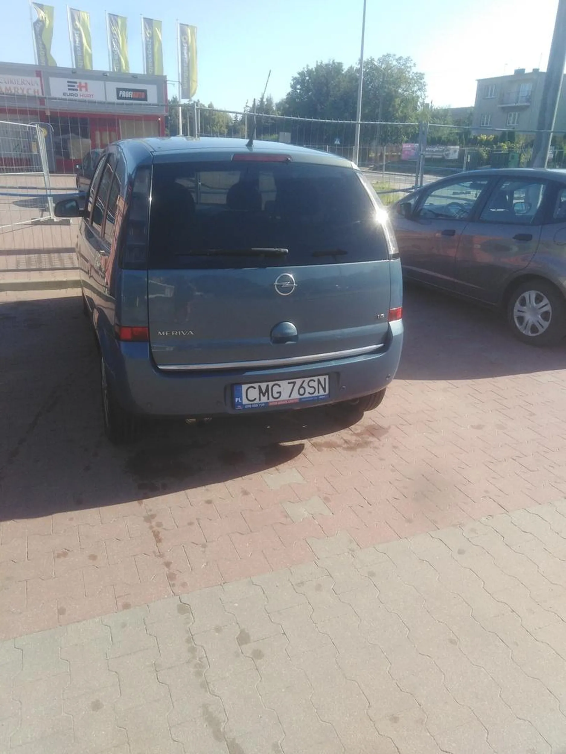 Osoba parkujaca tym pojazdem dnia 17.07.2024 w Mogilnie pod biedronką na Powstańców Wlkp lroszona jest o nauke w parkowaniu. Bo tak ustała jak swieta krowa cale miejsce wolne a ona/on zajmuje 2 miejsca parkingowe.