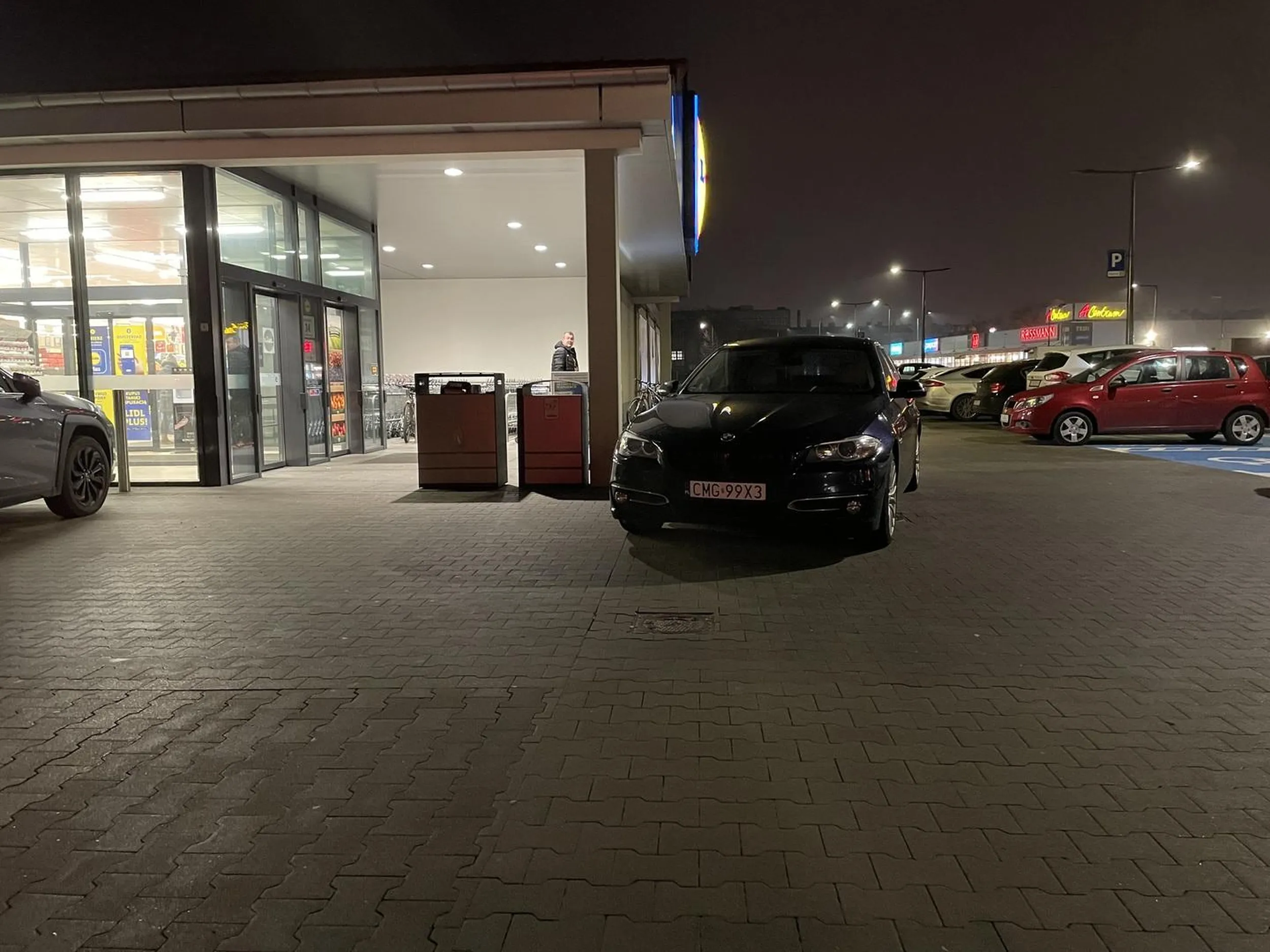 Ta babeczka chyba zostawiła resztki mózgu u kosmetyczki:) Inaczej już nie umie