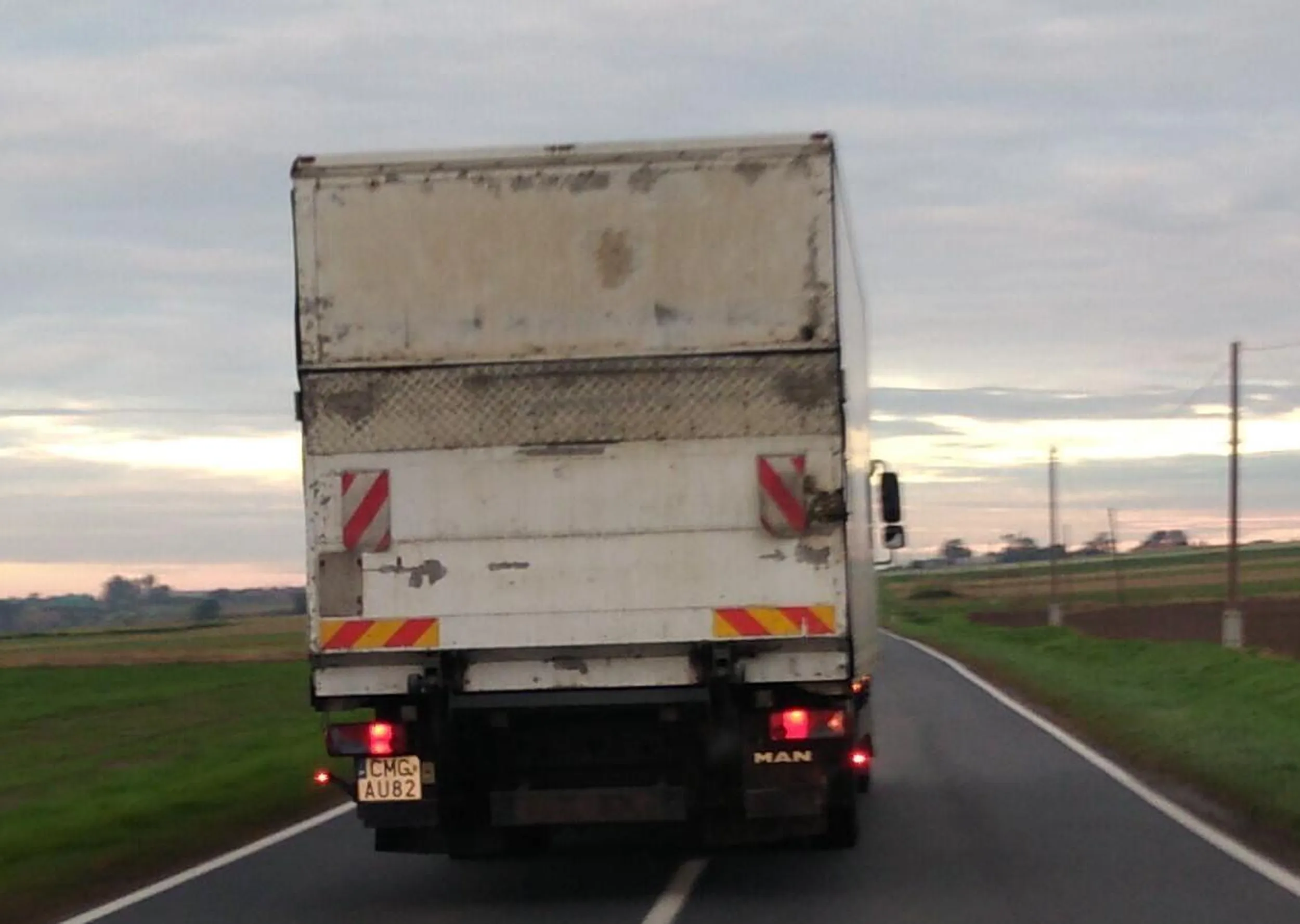 Kierowca ciężarówki jedzie praktycznie na zderzaku auta, które jest przed nim. Podjeżdża, próbuje wyprzedzać na trzeciego. Gościu, jeśli tak wykonujesz swój zawód cały czas, to chyba najwyższa pora, żeby odpowiednie organy się tobą zajęły, bo kiedyś kogoś zabijesz. Twoje wyczyny na drodze powiatowej z Gostynia do Kościana zostały "uwiecznione".