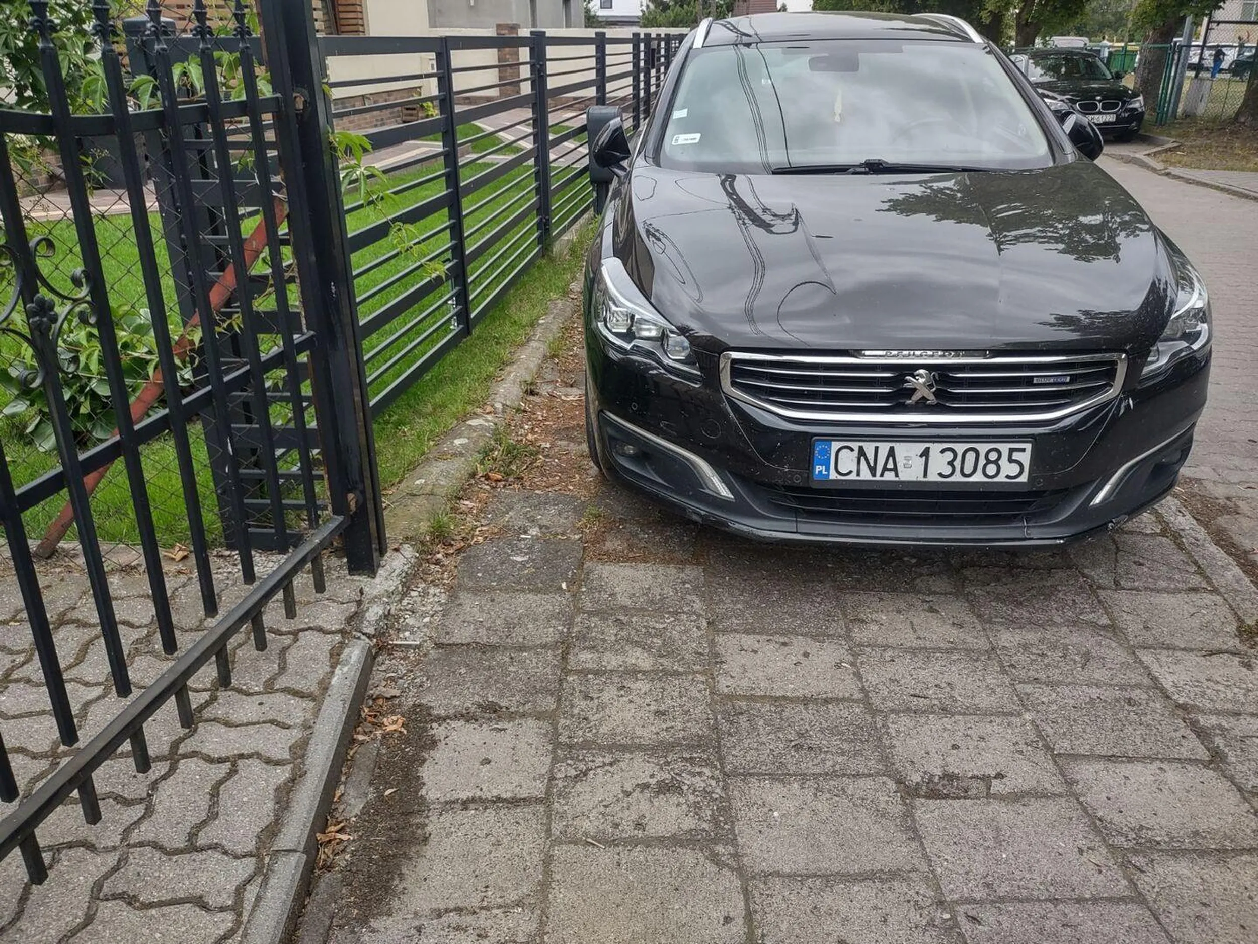 Cały chodnik zablokowany na ślepej uliczce. Numery zobowiązują...