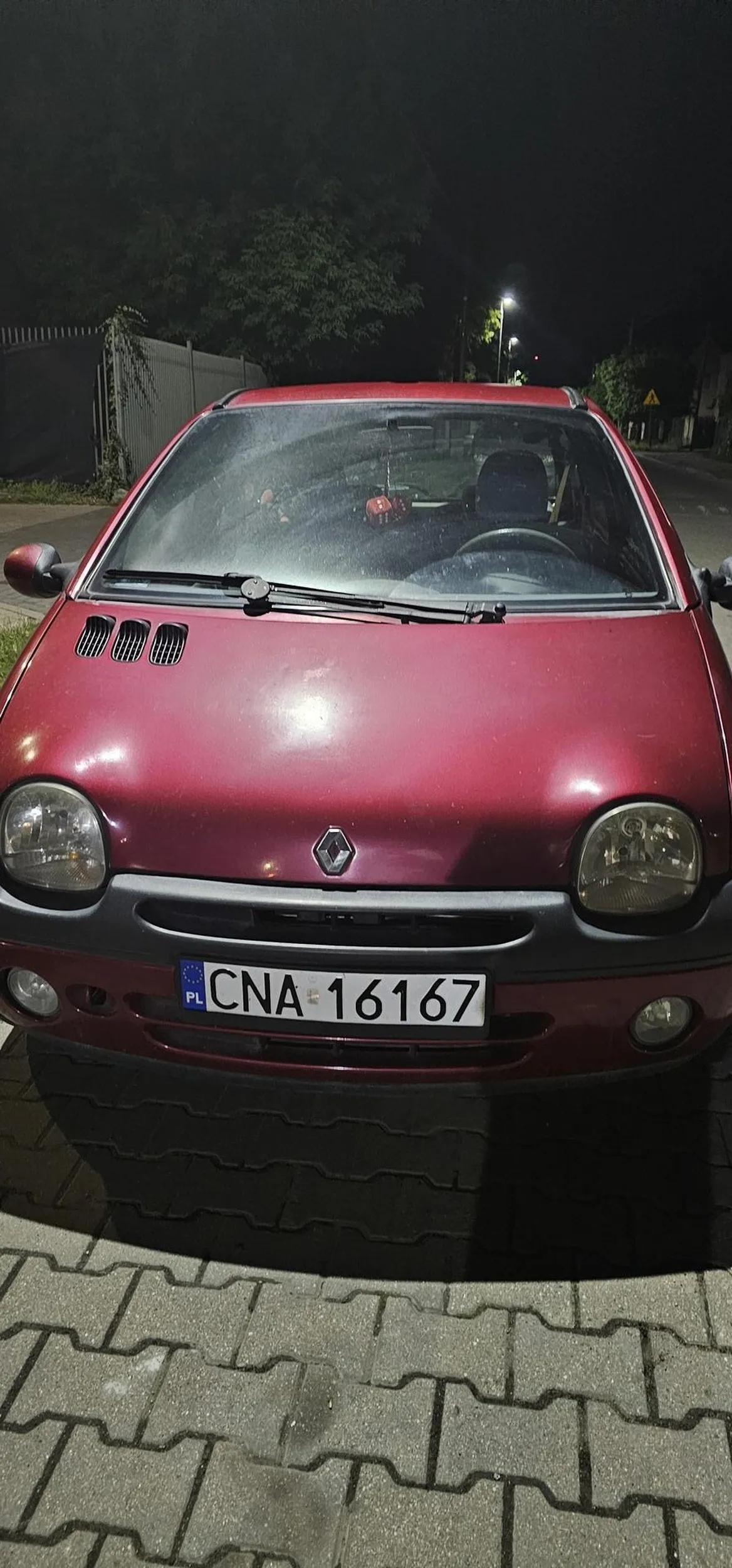 Typie, typiatko, naucz się parkować. Nie zastawia się innego auta tak, aby nie mógł wyjechać