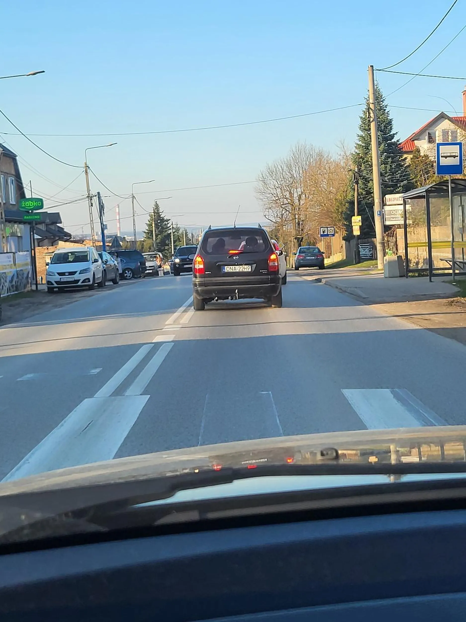 Kierowca, zignorowałem kolejkę na kilkanaście samochodów na pasie do skrętu w lewo i nagle bez użycia kierunkowskazu wjechechał przed mój samochód wymuszając pierwszeństwo.  Po kilku klaksonach  z mojej strony,  jeszcze środkowy palec pokazał do lusterka.  Żałosne zachowanie......