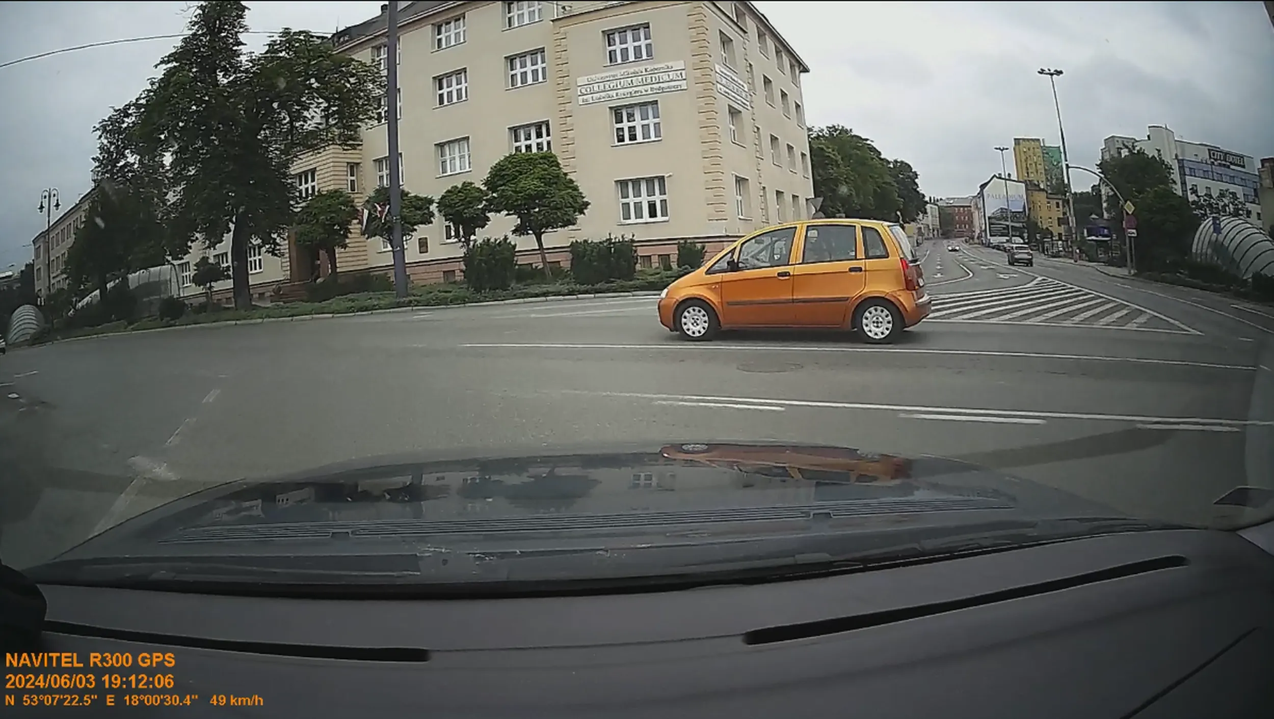 Naucz się stary pierdzielu przepisów a nie na rondzie wymuszasz... kij Ci w pysk i kotwica na plecy