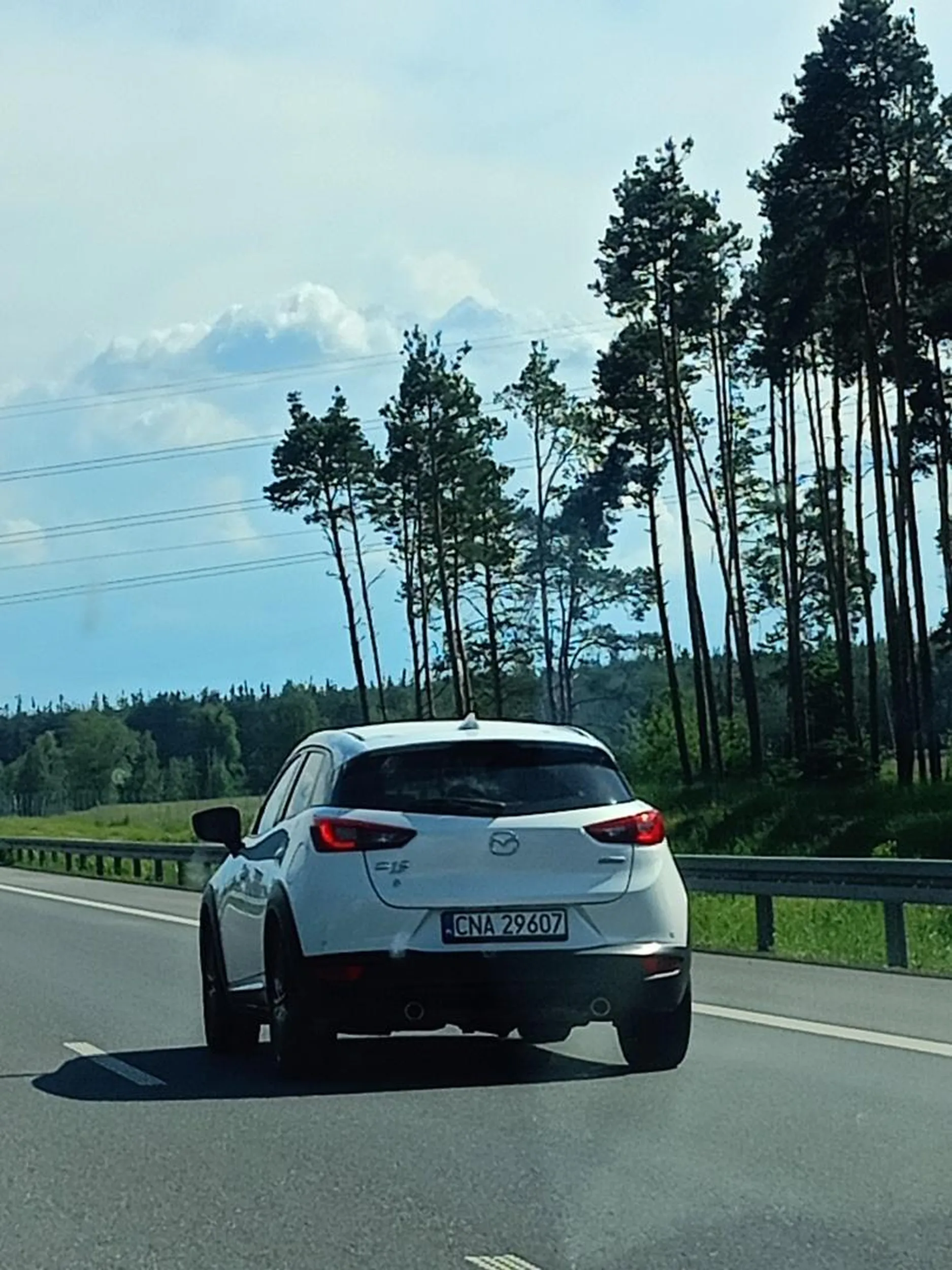Jakiś blond pustak spowalnia jadąc lewym pasem, pominę fakt, że pustak przez moment jechał też środkiem. Patrz na drogę a nie w telefon XD