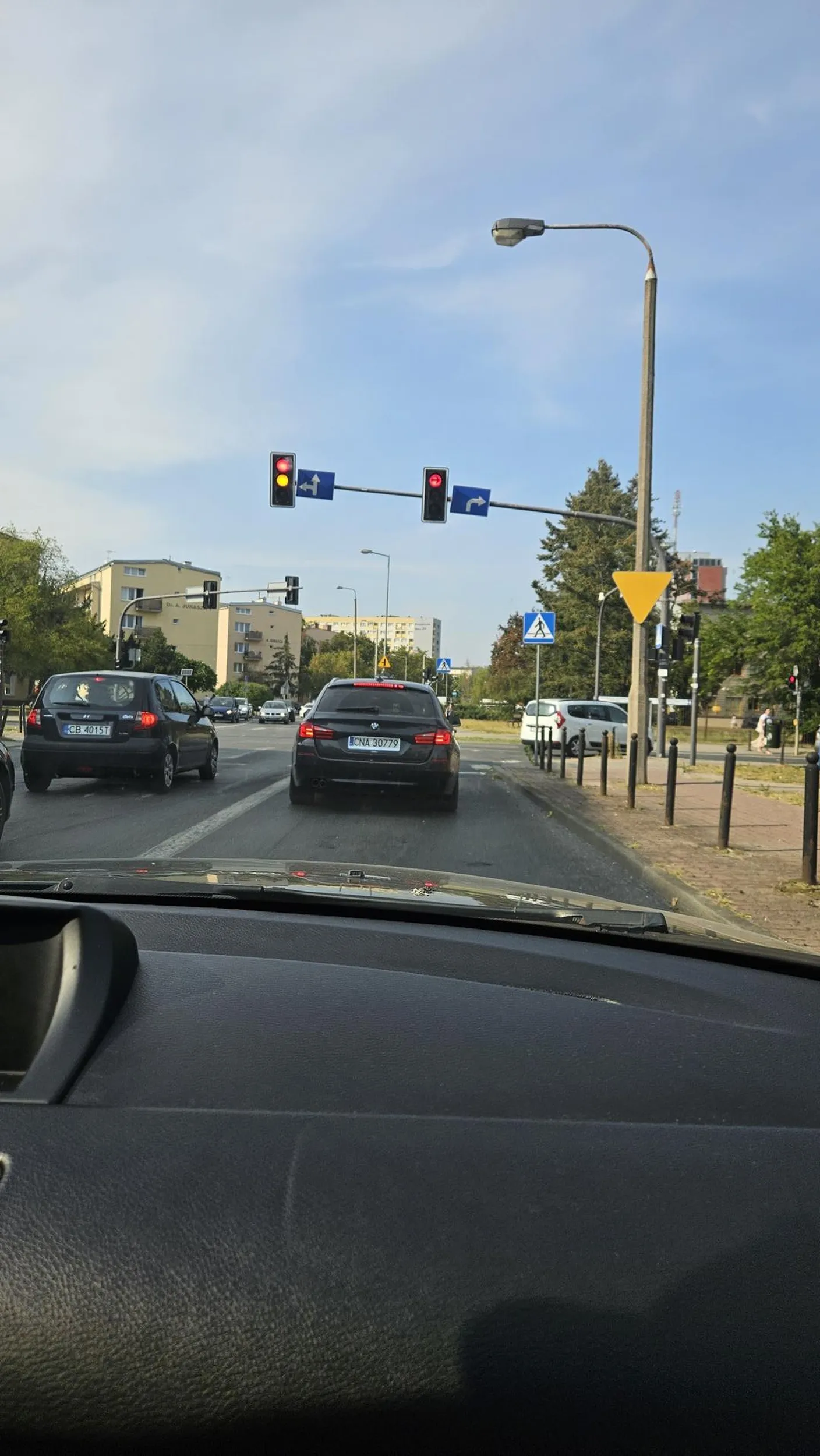 smiec na czerwonym przejechal, rysunek na tylnej szybie zobowiązuje