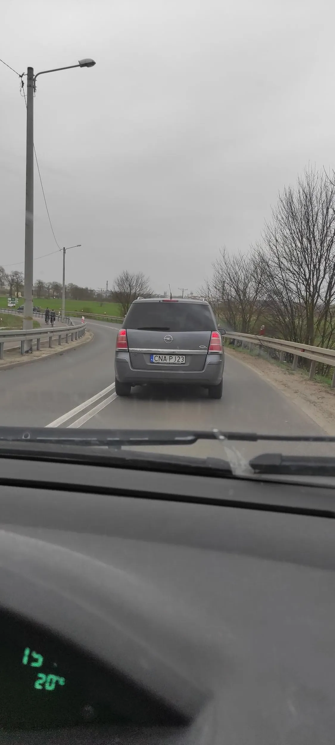 Kierowca nie potrafi. Dołączać się do ruchu , wymusza pierwszeństwo stwarzając zagrozenie życia  po zwróceniu uwagi nagminne spowalnianie jazdy oraz zatrzymywanie do zera ja rondzie , po nie udanej ucieczce kierowczyni twierdziła iż przeprasza. Ale się spieszy , prawko na emeryturę