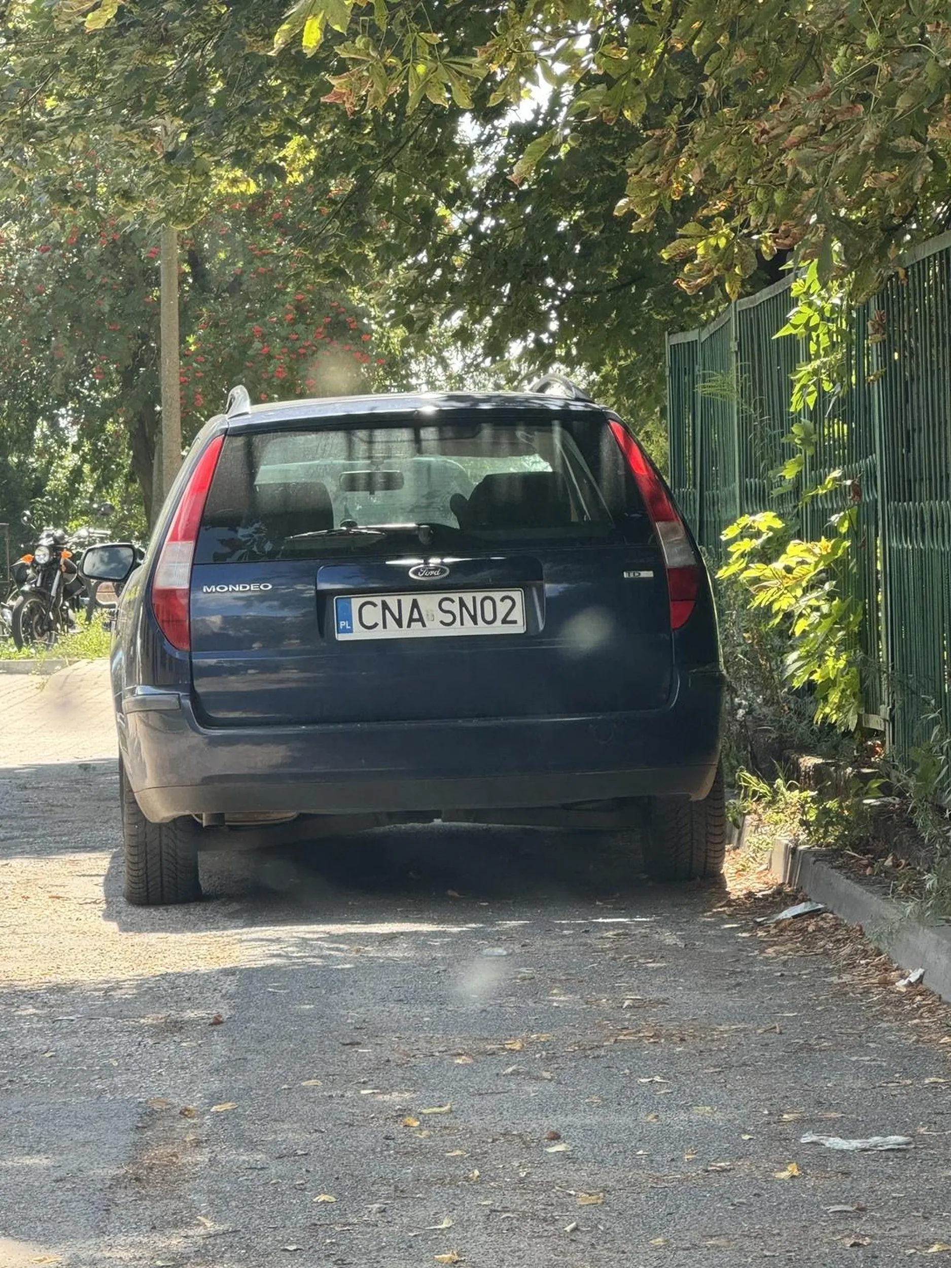 radzę przejść kurs jazdy i parkowania XD przy 15kmh wjazd na krawężnik i prawie wjazd w płot i wychodzi kobieta