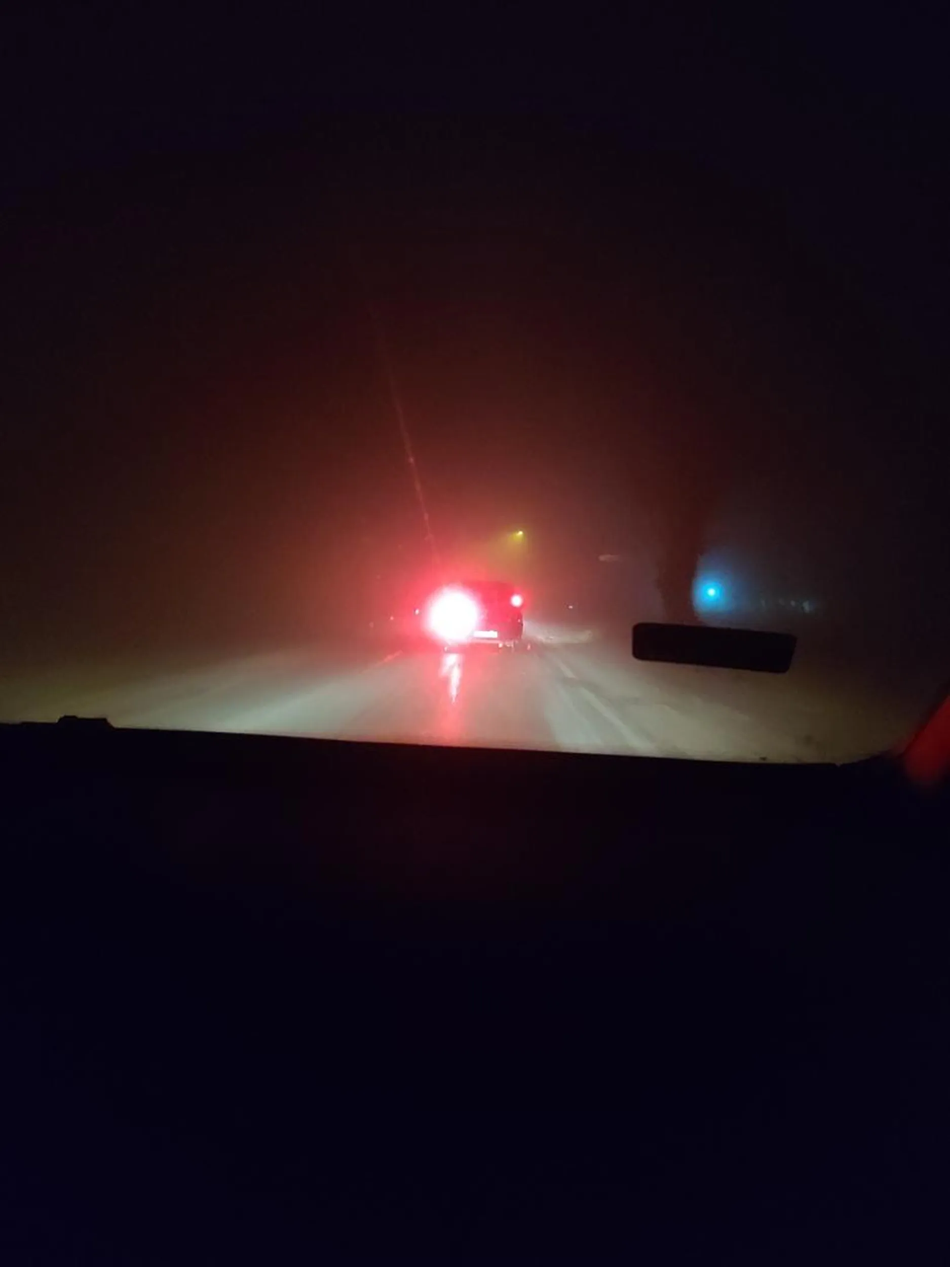 Jeździ po środku jezdni i oślepia światłami przeciwmgielnymi tylnymi przy lekkiej mgle