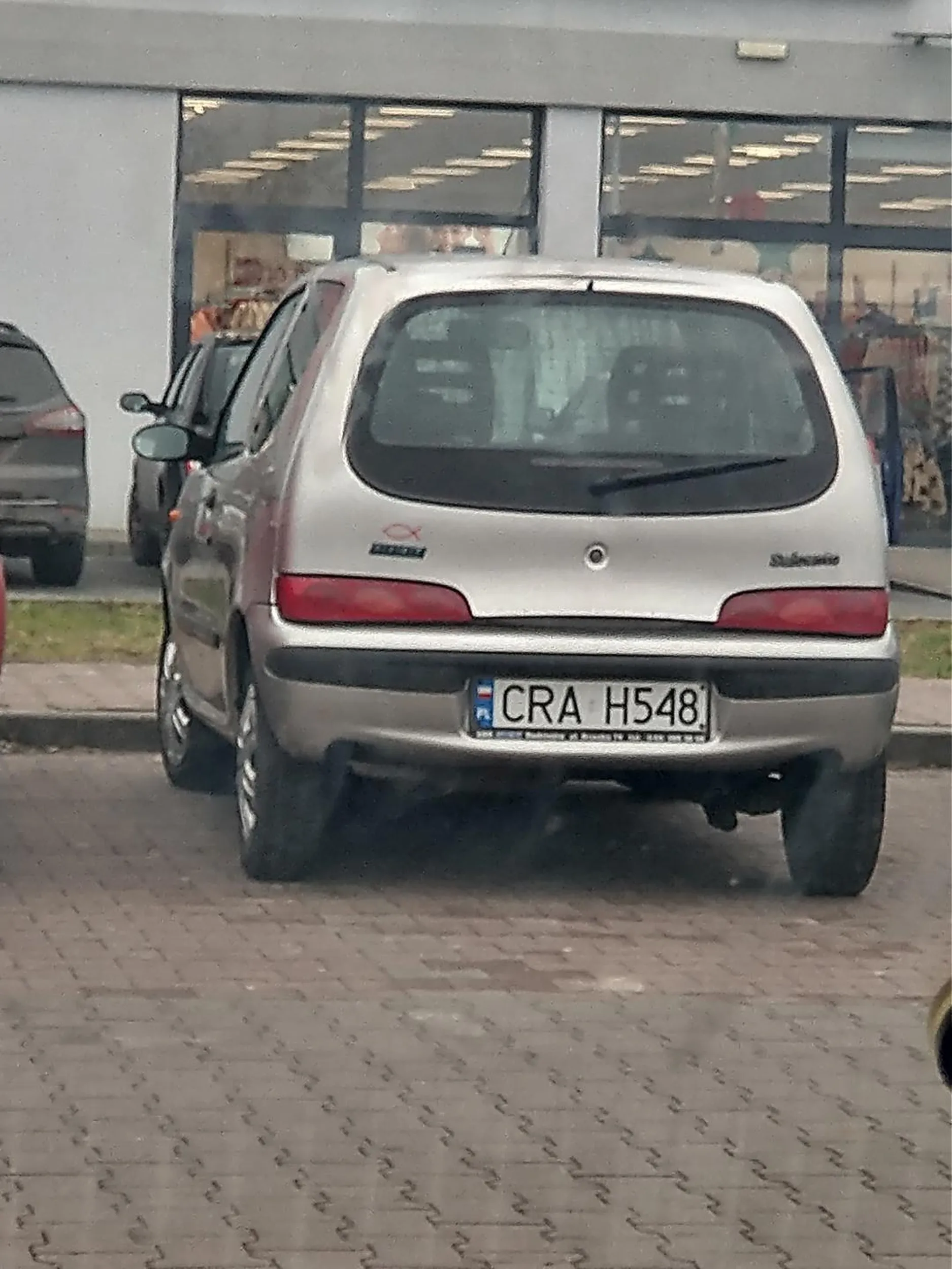 Kierowca samochodu zajął prawie dwa miejsca parkingowe