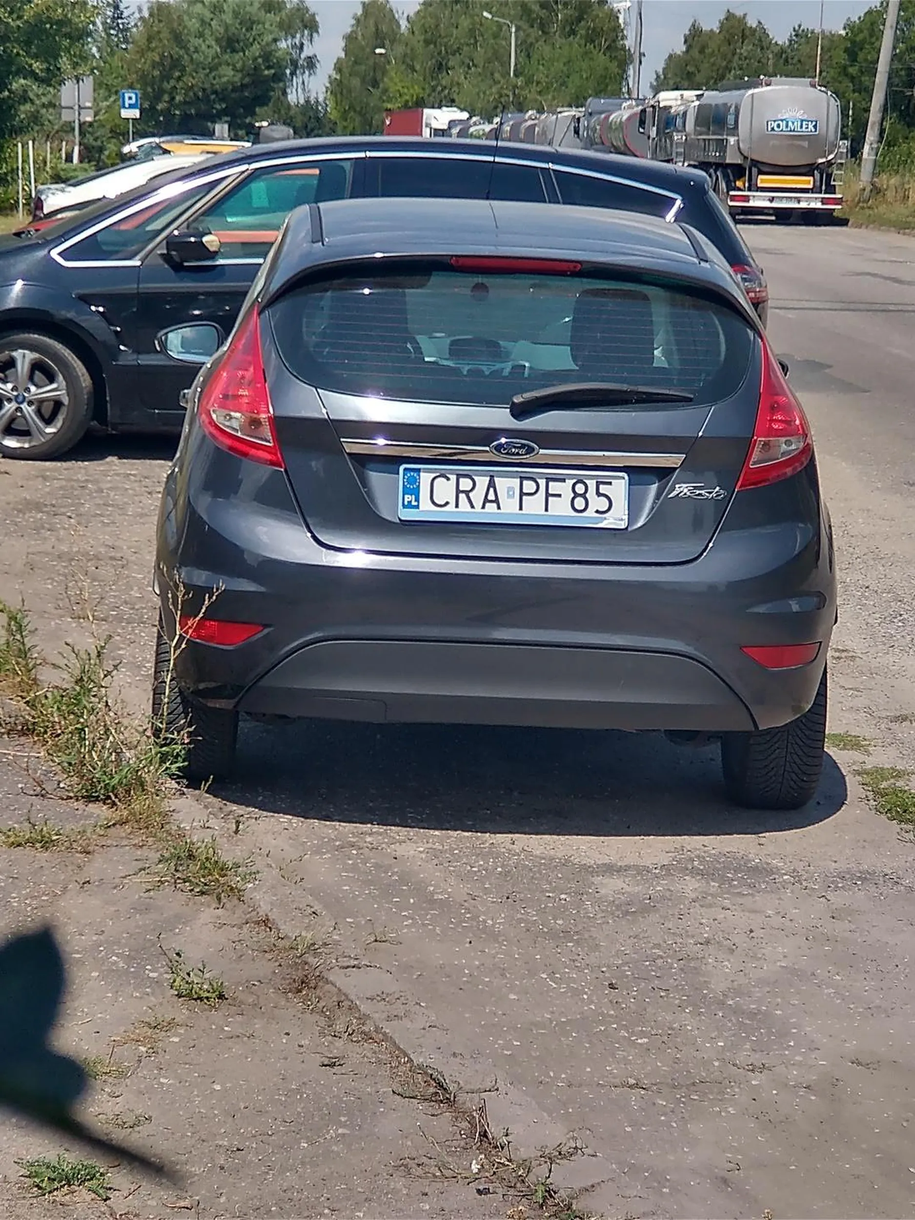 Kierowca samochodu zajmuje dwa miejsca parkingowe