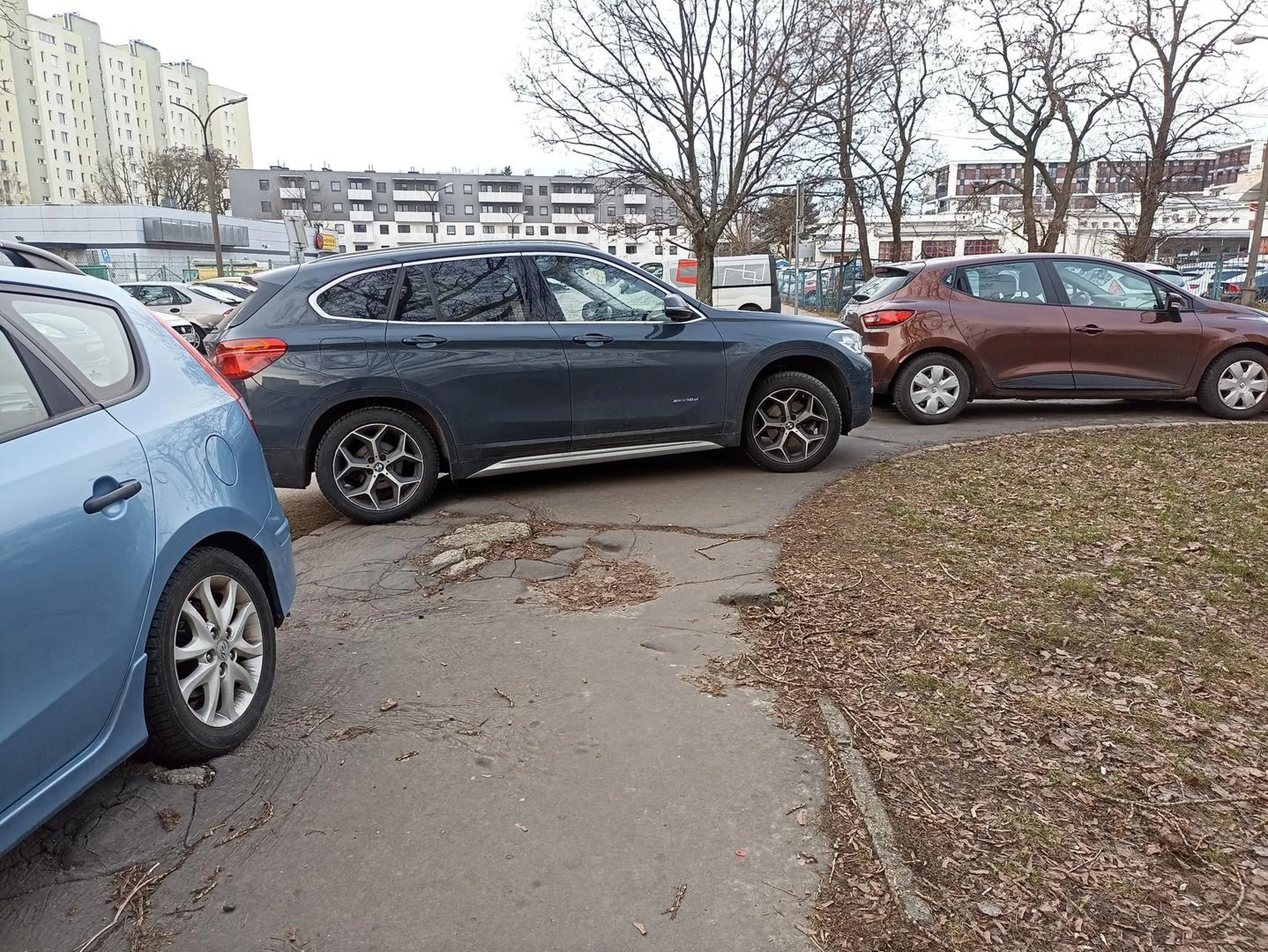 Przyjechał do stolicy i nie umie parkować. Wsiok zastawił cały chodnik. W dodatku bmw...