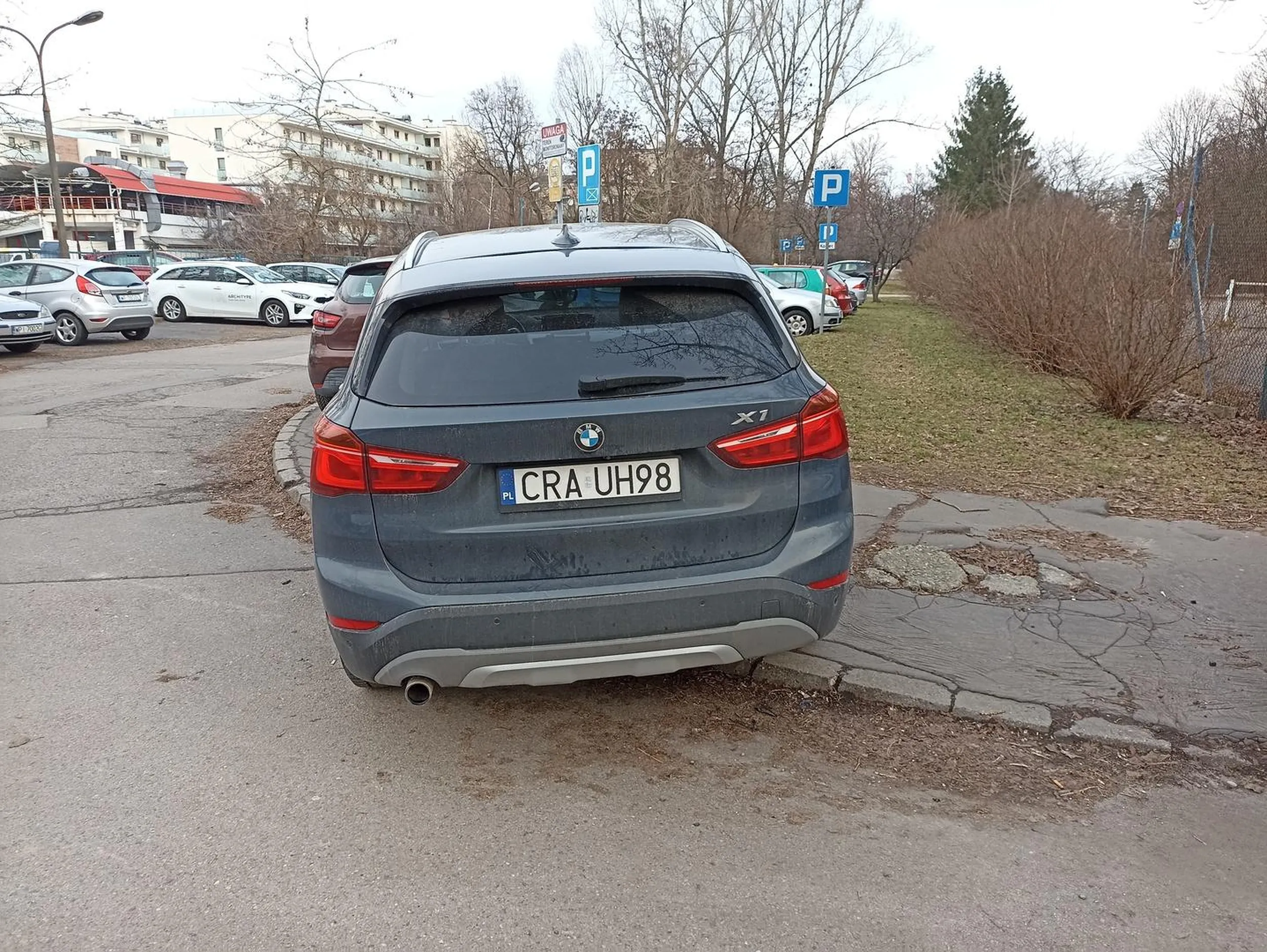 Przyjechał do stolicy i nie umie parkować. Wsiok zastawił cały chodnik. W dodatku bmw...