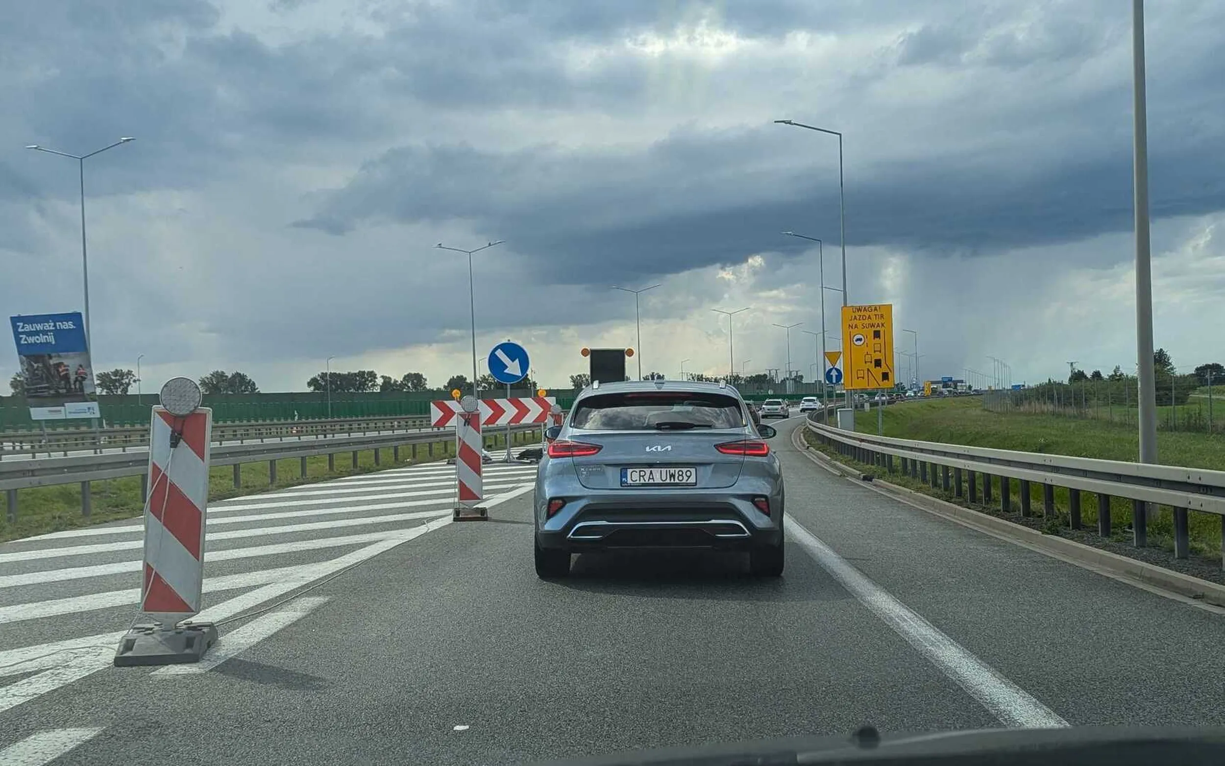 Wkładała Pani naprawdę dużo wysiłku żeby nie wpuścić mnie przed siebie w suwaku, wręcz przyklejając się do zderzaka samochodu jadącego przed Panią. Szkoda, bo poza tym jednym mankamentem, suwak działał wręcz wzorcowo, aż miło było popatrzeć. Załączam krótki filmik informacyjny, na wypadek gdyby odwiedziła Pani kiedyś swoją księgę gości.