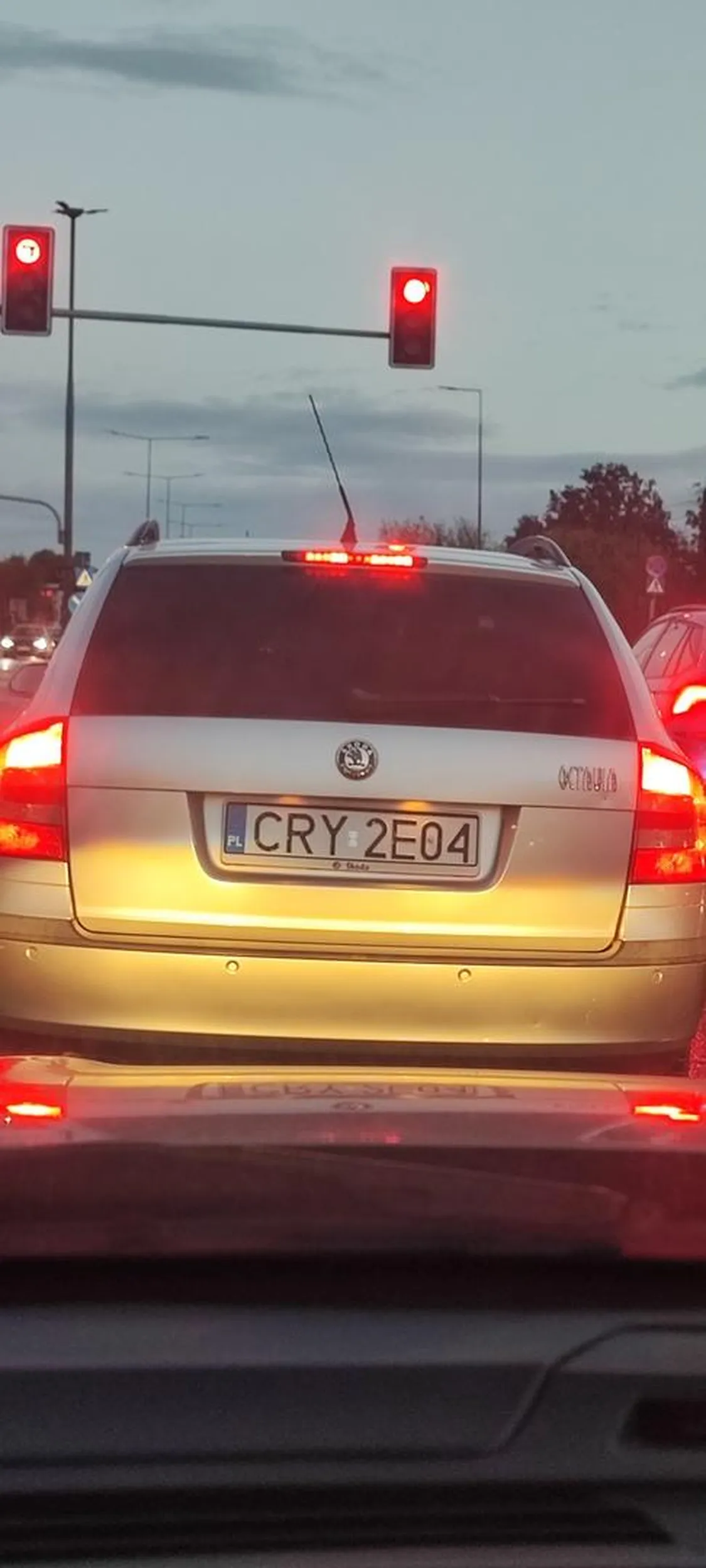 Proponuję nauczyć się przepisów i nie wyprzedzać na pasach...