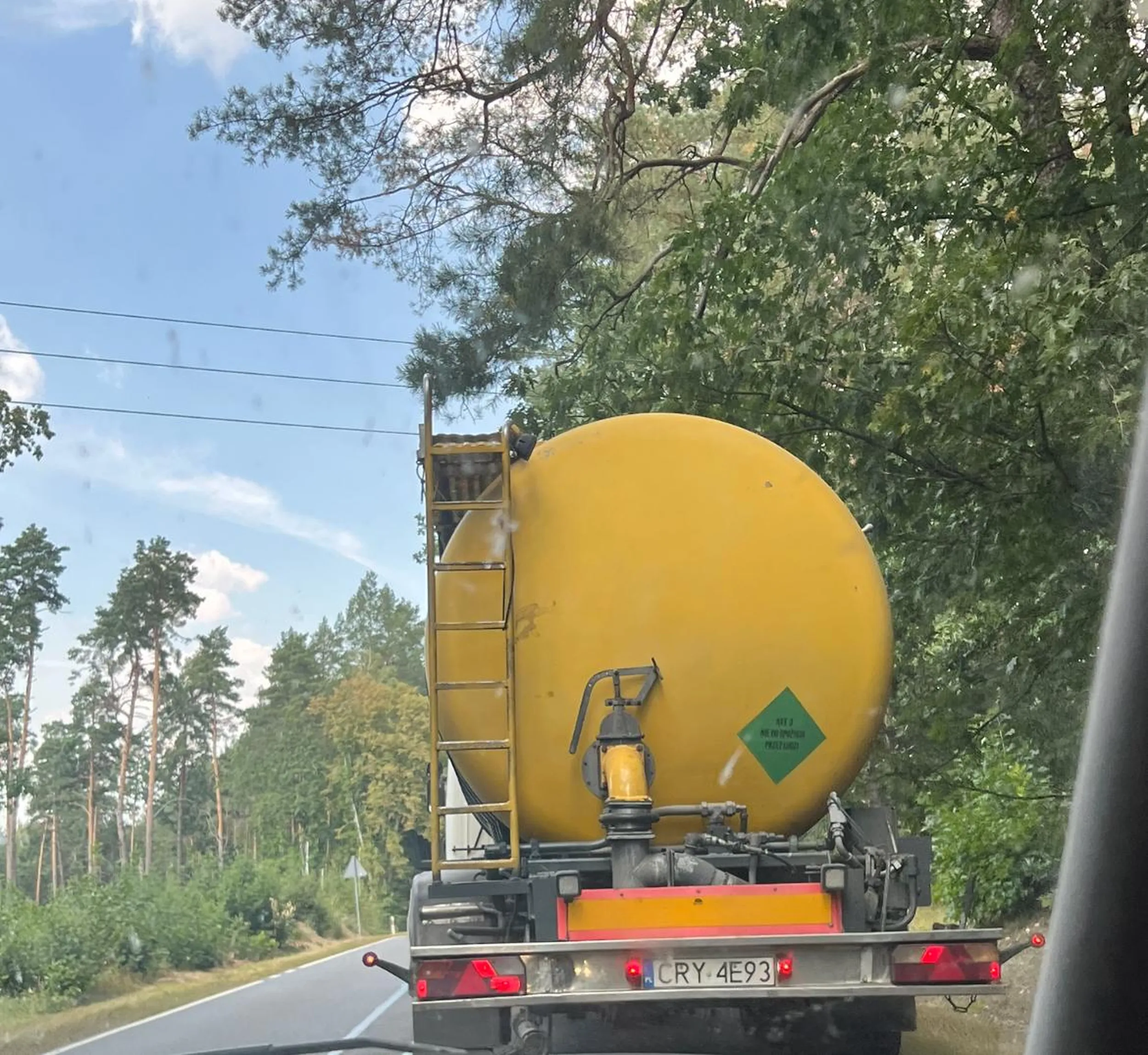 Kierowca kompletnie pozbawiony myślenia, wyjechał nam z pobocza na szosę dosłownie ,,przed nosem”, nie zwracając totalnie uwagi, na trasie z ograniczeniem do 90 km/h więc z tylu musieliśmy hamować do 0, zwykłe chamskie, skrajnie nieodpowiedzialne wymuszenie