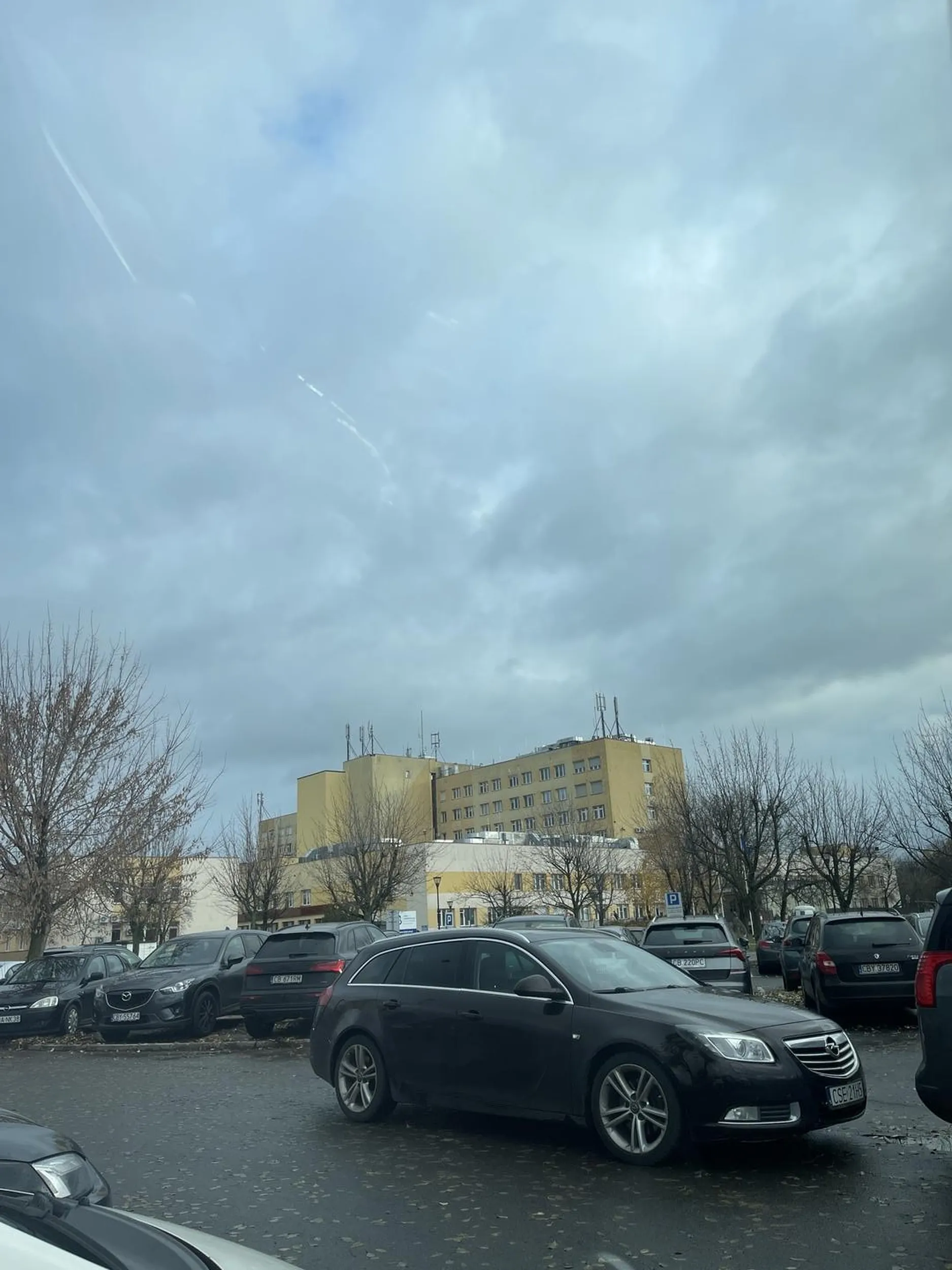 Stoi jak pi*da jak się nie umie parkować to się nie wsiada do auta nie pozdrawiam