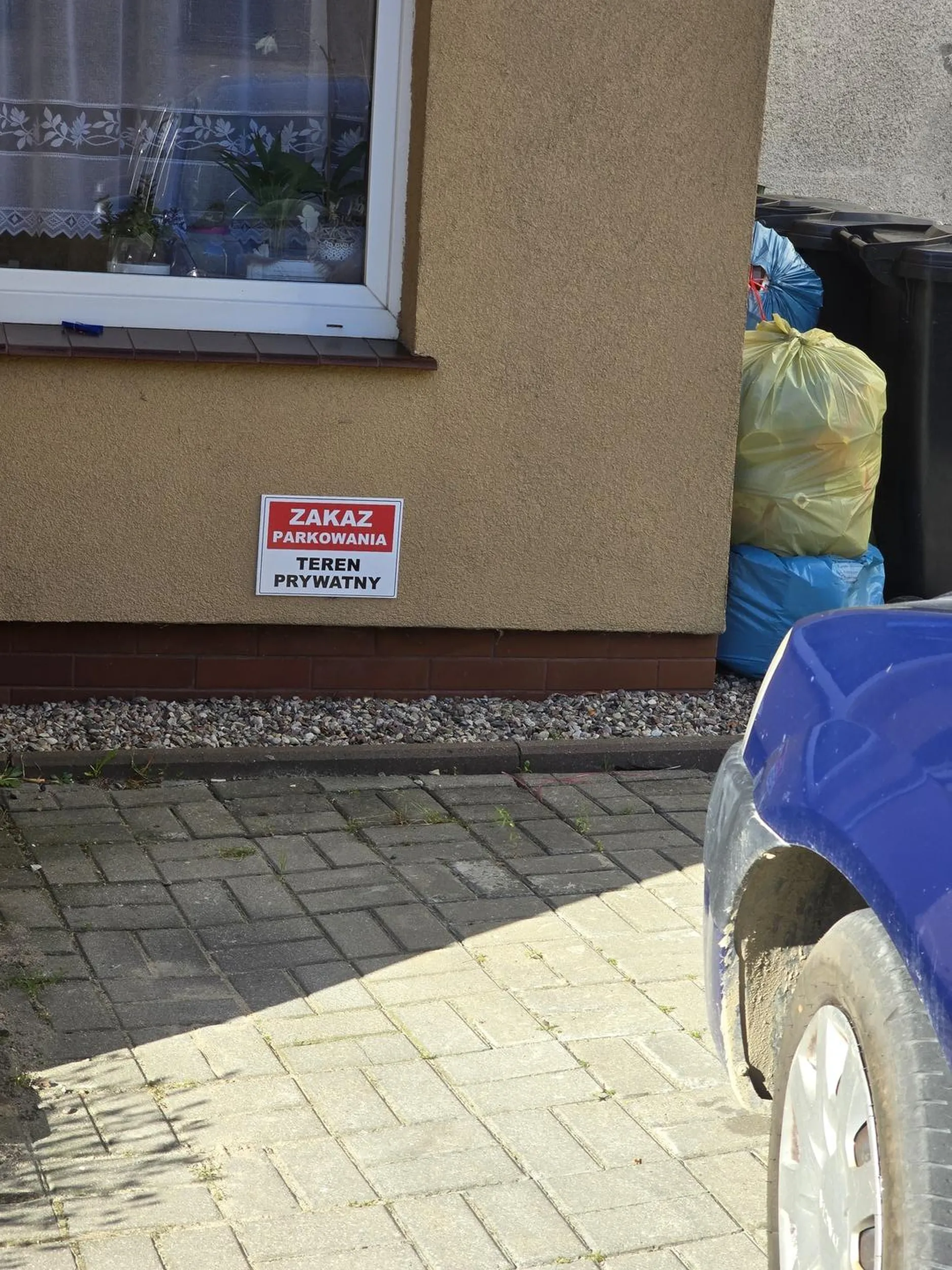 Bezczelnie parkuje przed prywatną posesją pomimo widocznej tabliczki. Zawsze można zapytać,  postawił bez żadnego zapytania I tak minęło już 1.5h