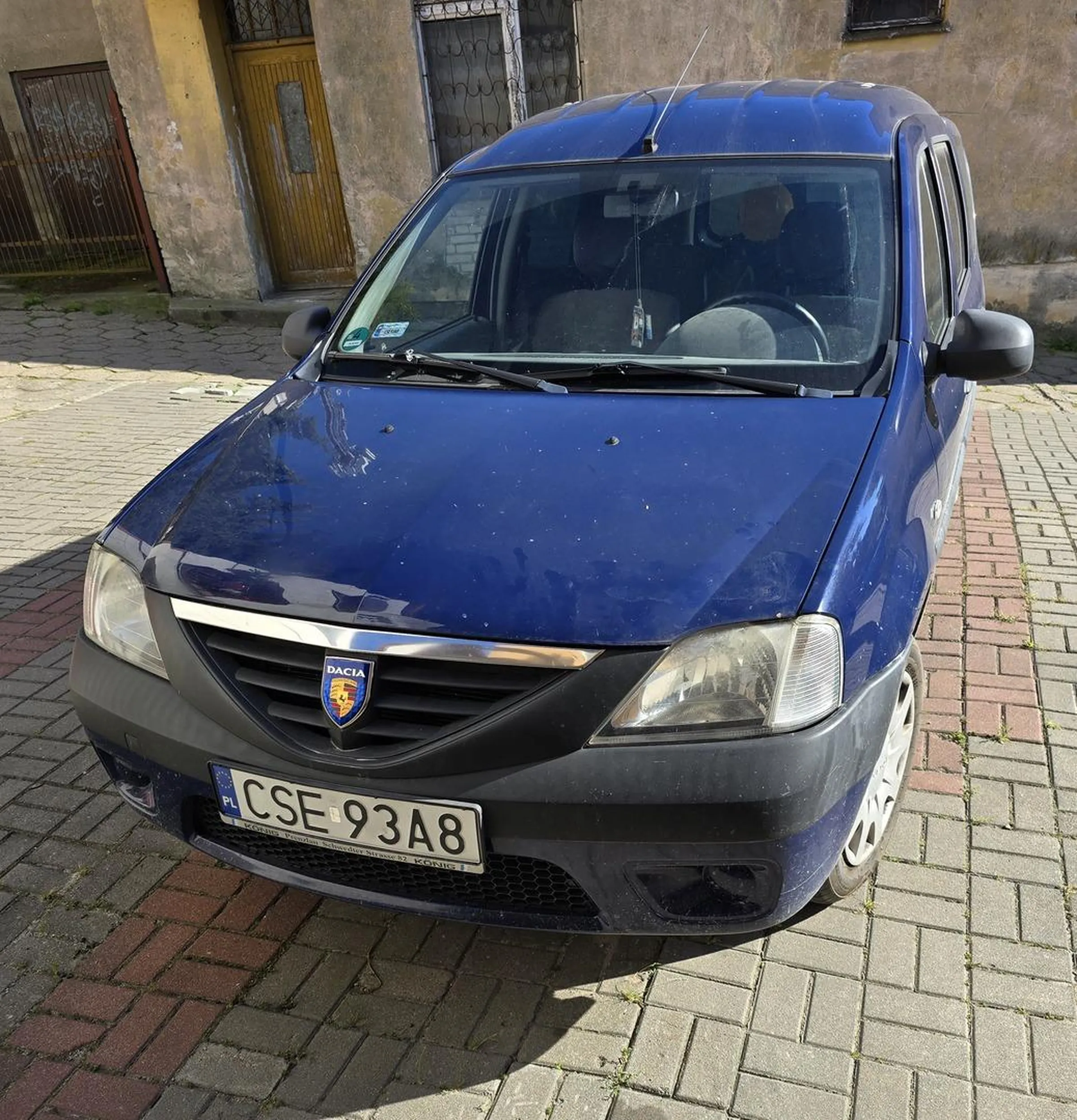 Bezczelnie parkuje przed prywatną posesją pomimo widocznej tabliczki. Zawsze można zapytać,  postawił bez żadnego zapytania I tak minęło już 1.5h