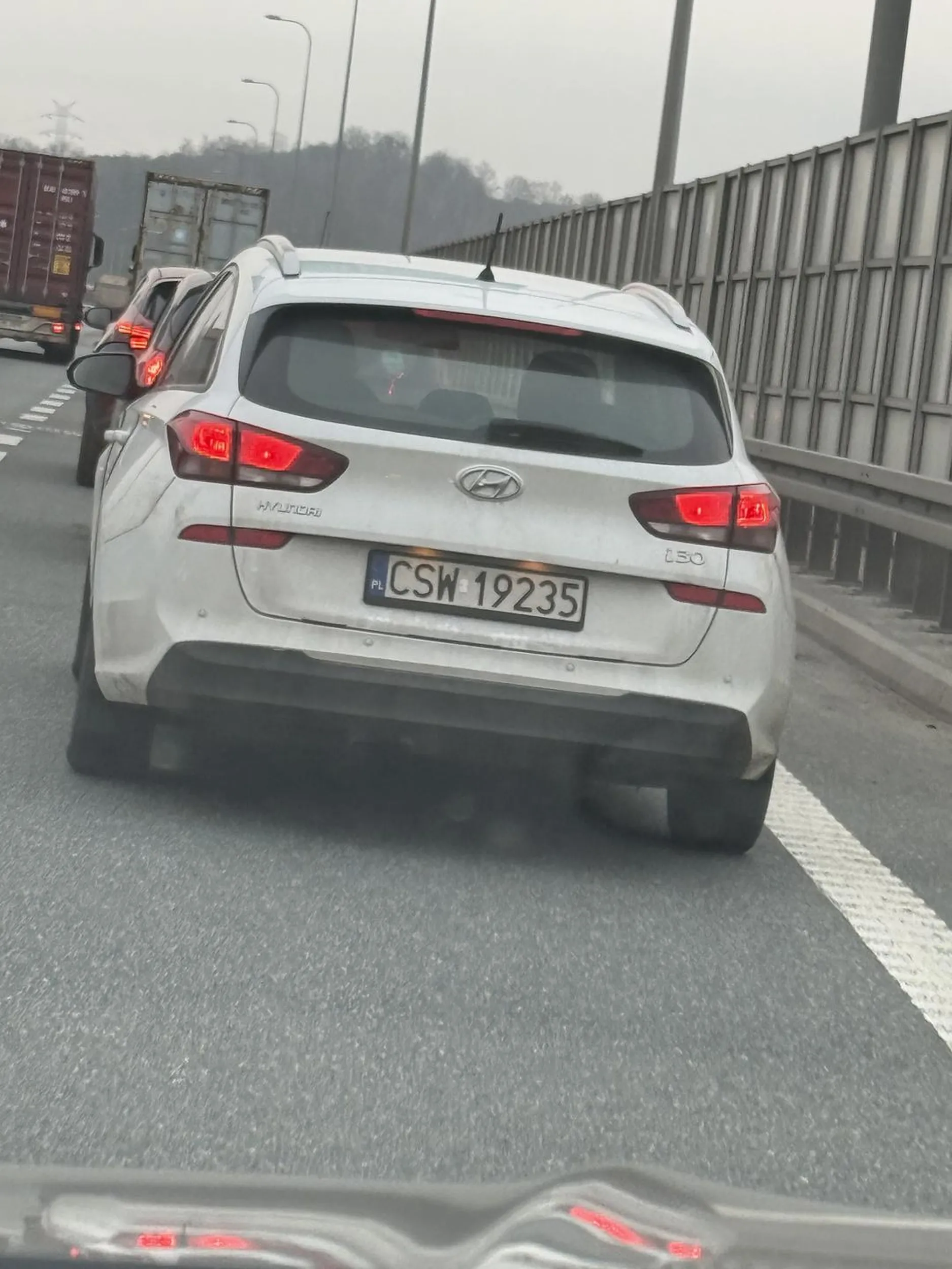 Menda nie zna przepisów, wbija się z pasa wyłączonego z ruchu i jeszcze ma pretensje.