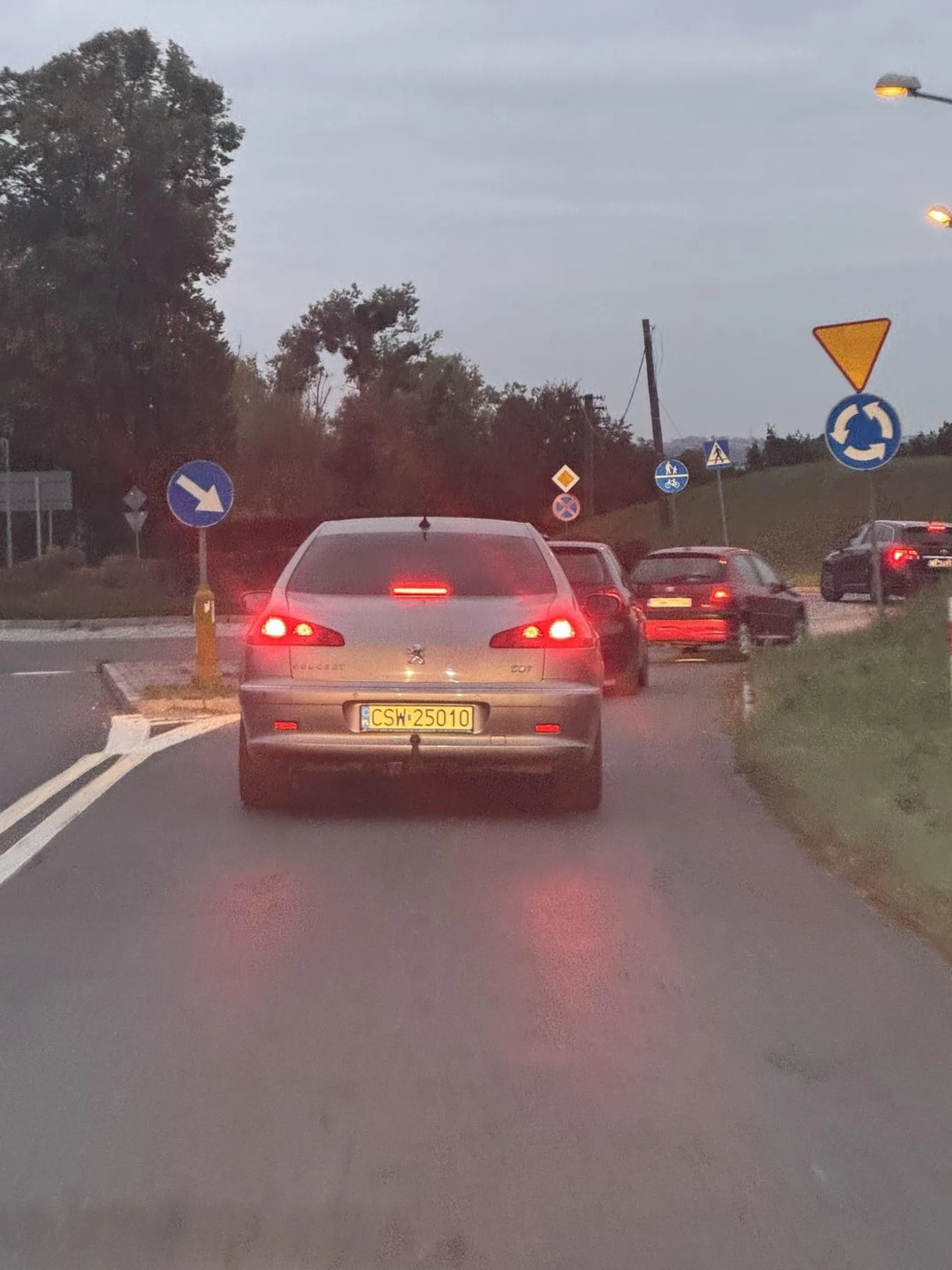 Oszołom wyprzedza na zakręcie na czołówkę,najeżdża linie ciągłe