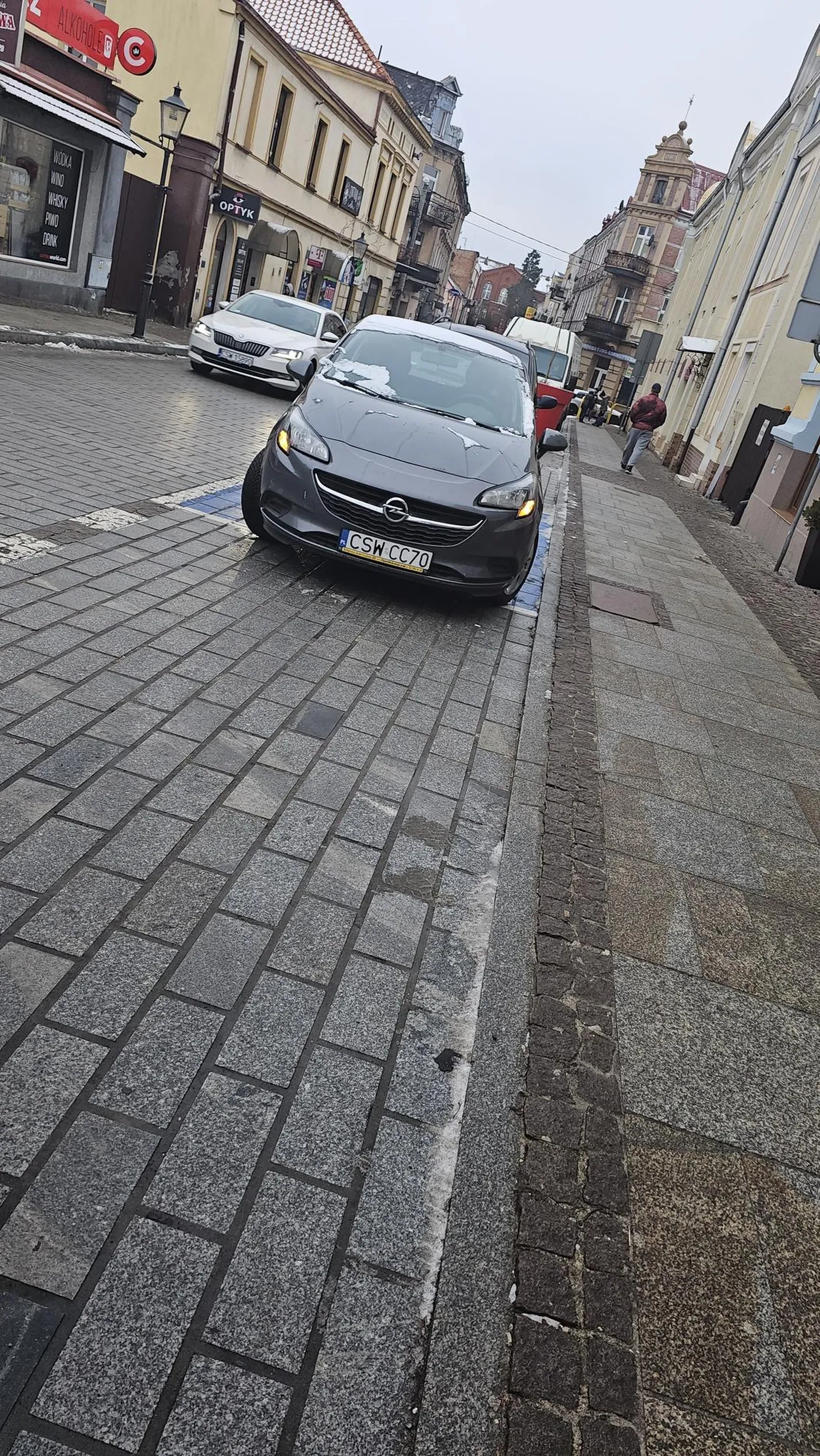 Myśli, że sobie może parkować na miejscu dla niepełnosprawnych, zapalając awaryjne i nie mając karty parkingowej