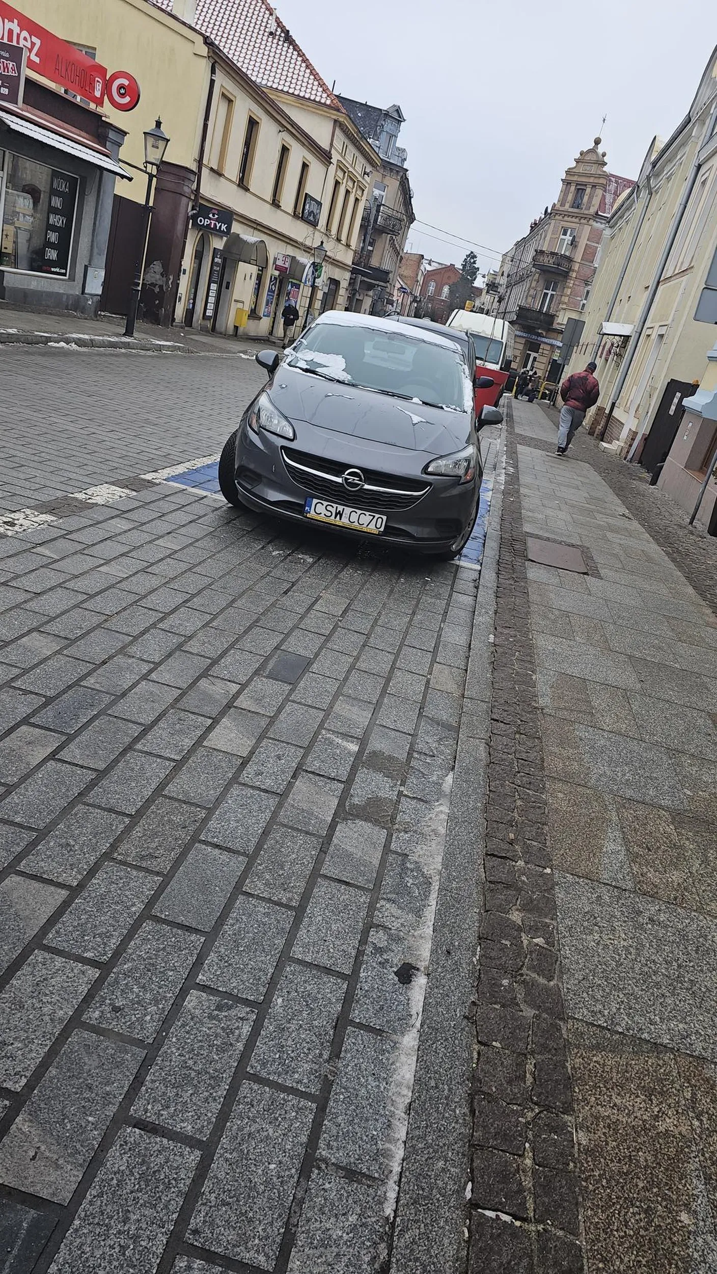 Myśli, że sobie może parkować na miejscu dla niepełnosprawnych, zapalając awaryjne i nie mając karty parkingowej